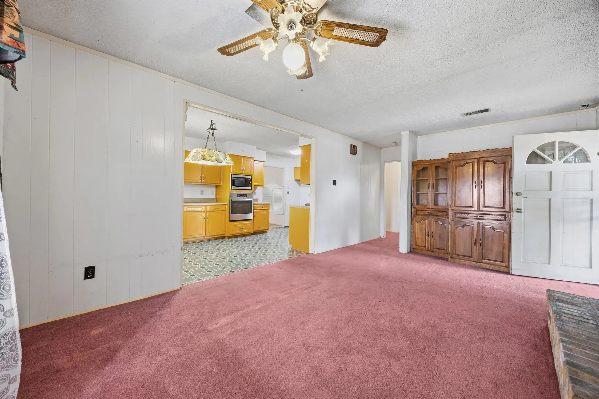Single Family Residence For Sale in Dallas County , 7235 Vecino Drive, Dallas, Texas 75241, 3 Bedroom, 2 Bathroom, 2 Garage spaces, 1,662 Sqft, built in 1940, mls#21391235, Real Estate Agent in Dallas, Homes For Sale in Dallas county, Homes For Sale in Dallas, Realtor in Dallas Texas, Real Estate Brokerage Independent Realty Texas, Luminita Cordes Realtor