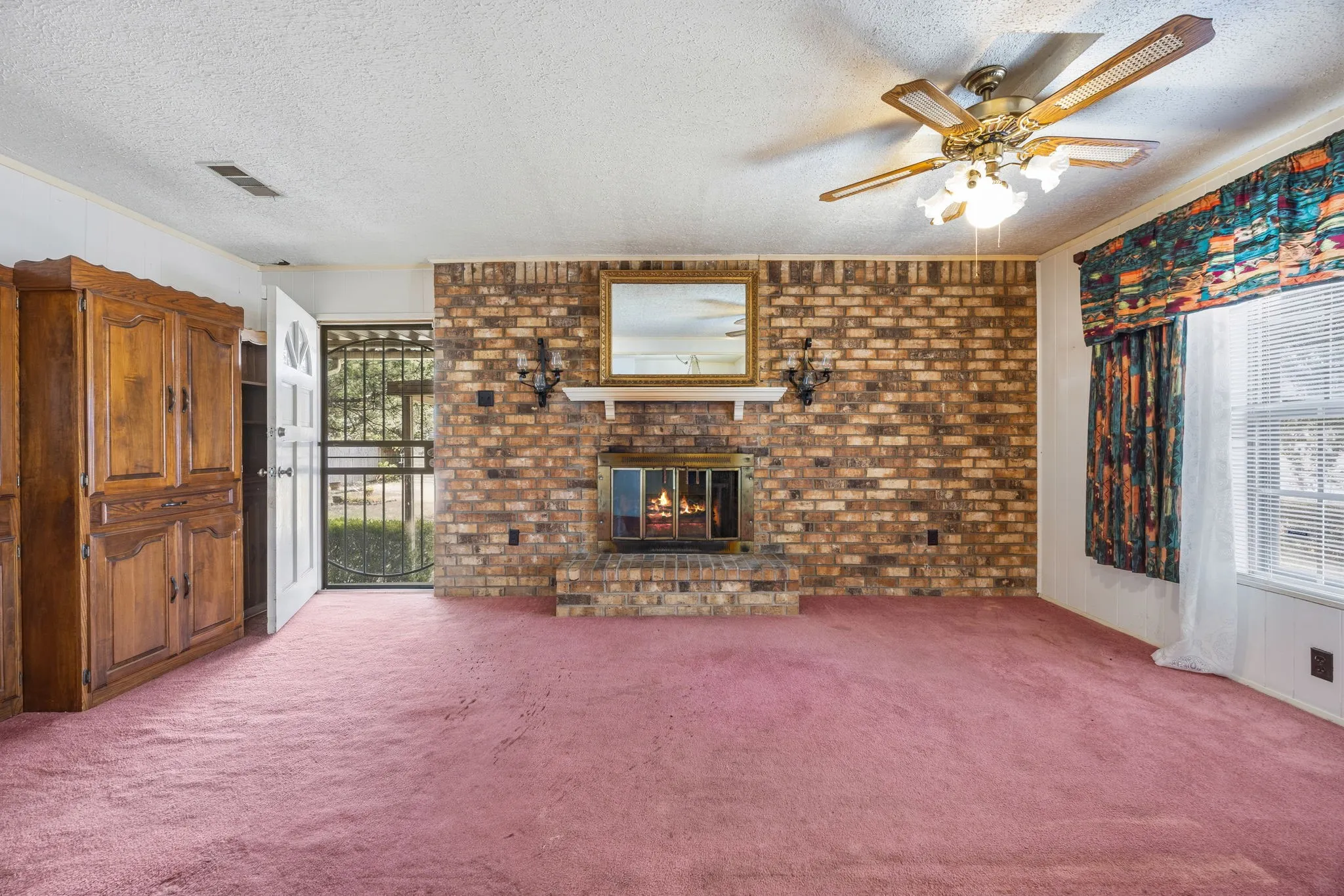 Single Family Residence For Sale in Dallas County , 7235 Vecino Drive, Dallas, Texas 75241, 3 Bedroom, 2 Bathroom, 2 Garage spaces, 1,662 Sqft, built in 1940, mls#21391235, Real Estate Agent in Dallas, Homes For Sale in Dallas county, Homes For Sale in Dallas, Realtor in Dallas Texas, Real Estate Brokerage Independent Realty Texas, Luminita Cordes Realtor