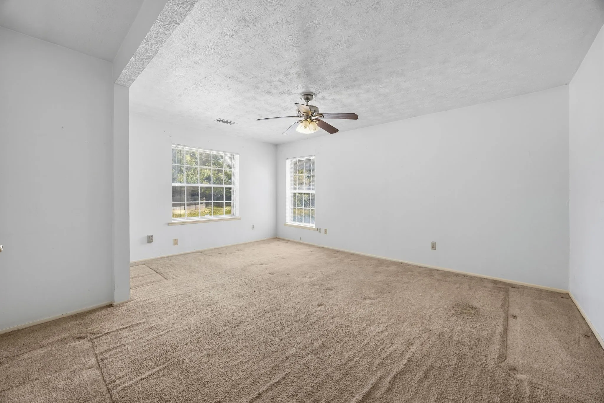 Single Family Residence For Sale in Dallas County , 7235 Vecino Drive, Dallas, Texas 75241, 3 Bedroom, 2 Bathroom, 2 Garage spaces, 1,662 Sqft, built in 1940, mls#21391235, Real Estate Agent in Dallas, Homes For Sale in Dallas county, Homes For Sale in Dallas, Realtor in Dallas Texas, Real Estate Brokerage Independent Realty Texas, Luminita Cordes Realtor