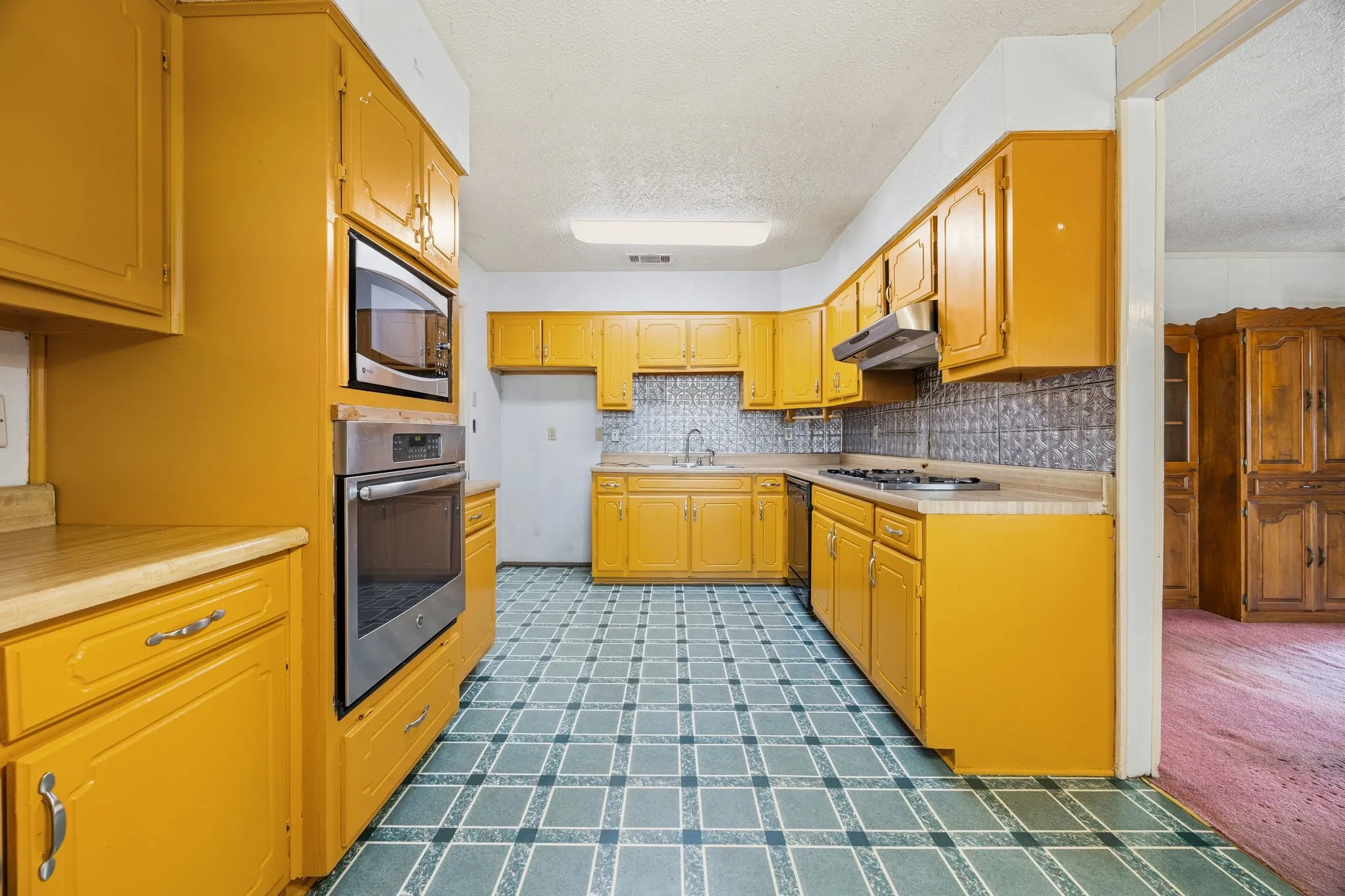 Single Family Residence For Sale in Dallas County , 7235 Vecino Drive, Dallas, Texas 75241, 3 Bedroom, 2 Bathroom, 2 Garage spaces, 1,662 Sqft, built in 1940, mls#21391235, Real Estate Agent in Dallas, Homes For Sale in Dallas county, Homes For Sale in Dallas, Realtor in Dallas Texas, Real Estate Brokerage Independent Realty Texas, Luminita Cordes Realtor