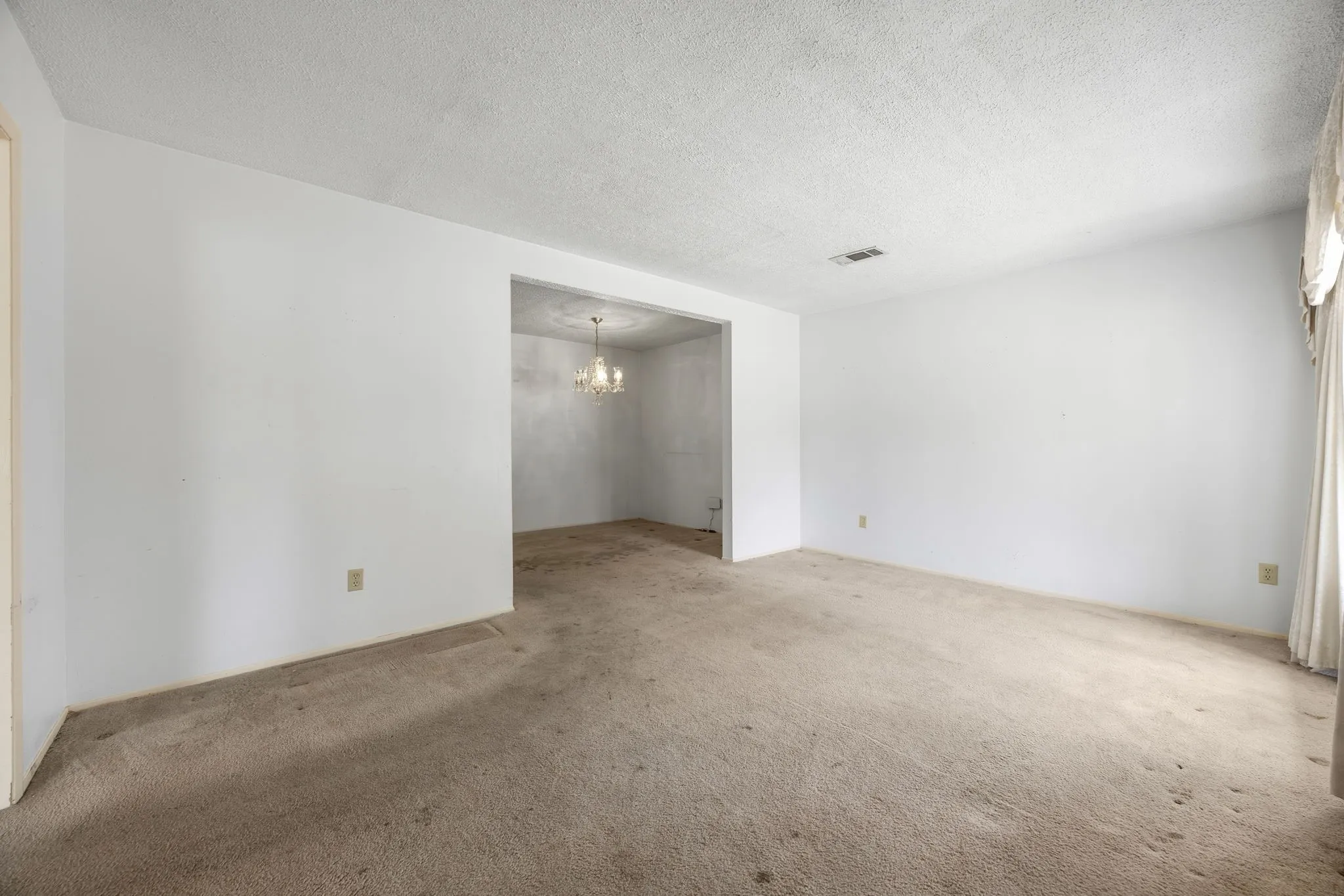 Single Family Residence For Sale in Dallas County , 7235 Vecino Drive, Dallas, Texas 75241, 3 Bedroom, 2 Bathroom, 2 Garage spaces, 1,662 Sqft, built in 1940, mls#21391235, Real Estate Agent in Dallas, Homes For Sale in Dallas county, Homes For Sale in Dallas, Realtor in Dallas Texas, Real Estate Brokerage Independent Realty Texas, Luminita Cordes Realtor