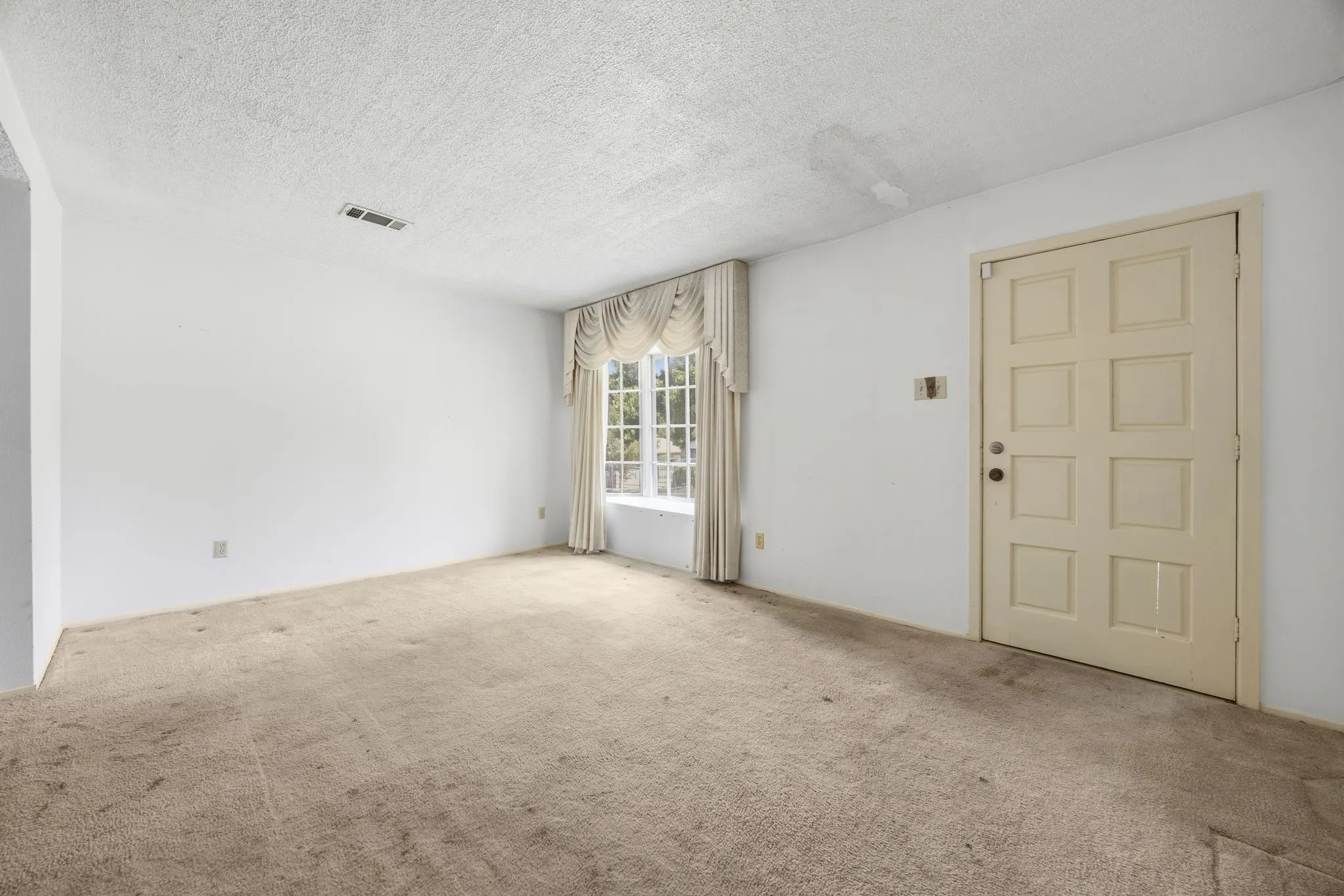 Single Family Residence For Sale in Dallas County , 7235 Vecino Drive, Dallas, Texas 75241, 3 Bedroom, 2 Bathroom, 2 Garage spaces, 1,662 Sqft, built in 1940, mls#21391235, Real Estate Agent in Dallas, Homes For Sale in Dallas county, Homes For Sale in Dallas, Realtor in Dallas Texas, Real Estate Brokerage Independent Realty Texas, Luminita Cordes Realtor