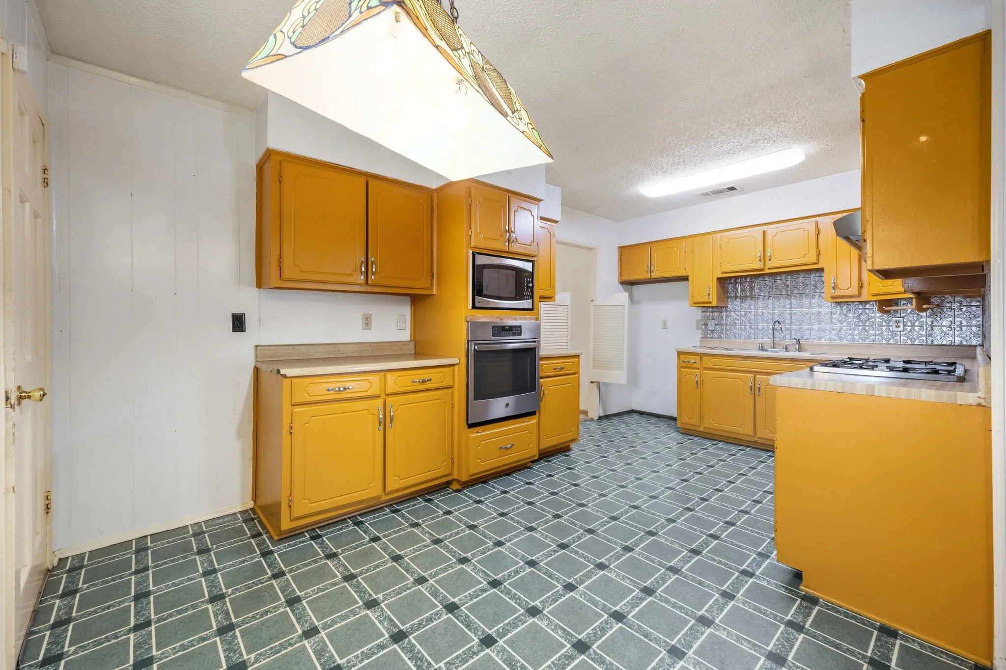 Single Family Residence For Sale in Dallas County , 7235 Vecino Drive, Dallas, Texas 75241, 3 Bedroom, 2 Bathroom, 2 Garage spaces, 1,662 Sqft, built in 1940, mls#21391235, Real Estate Agent in Dallas, Homes For Sale in Dallas county, Homes For Sale in Dallas, Realtor in Dallas Texas, Real Estate Brokerage Independent Realty Texas, Luminita Cordes Realtor