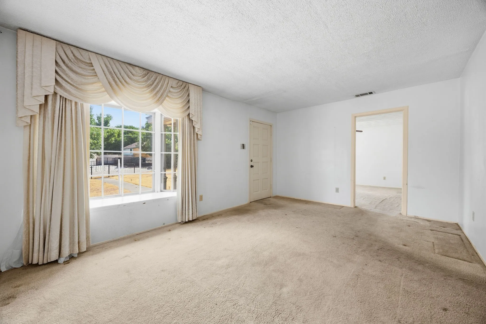 Single Family Residence For Sale in Dallas County , 7235 Vecino Drive, Dallas, Texas 75241, 3 Bedroom, 2 Bathroom, 2 Garage spaces, 1,662 Sqft, built in 1940, mls#21391235, Real Estate Agent in Dallas, Homes For Sale in Dallas county, Homes For Sale in Dallas, Realtor in Dallas Texas, Real Estate Brokerage Independent Realty Texas, Luminita Cordes Realtor
