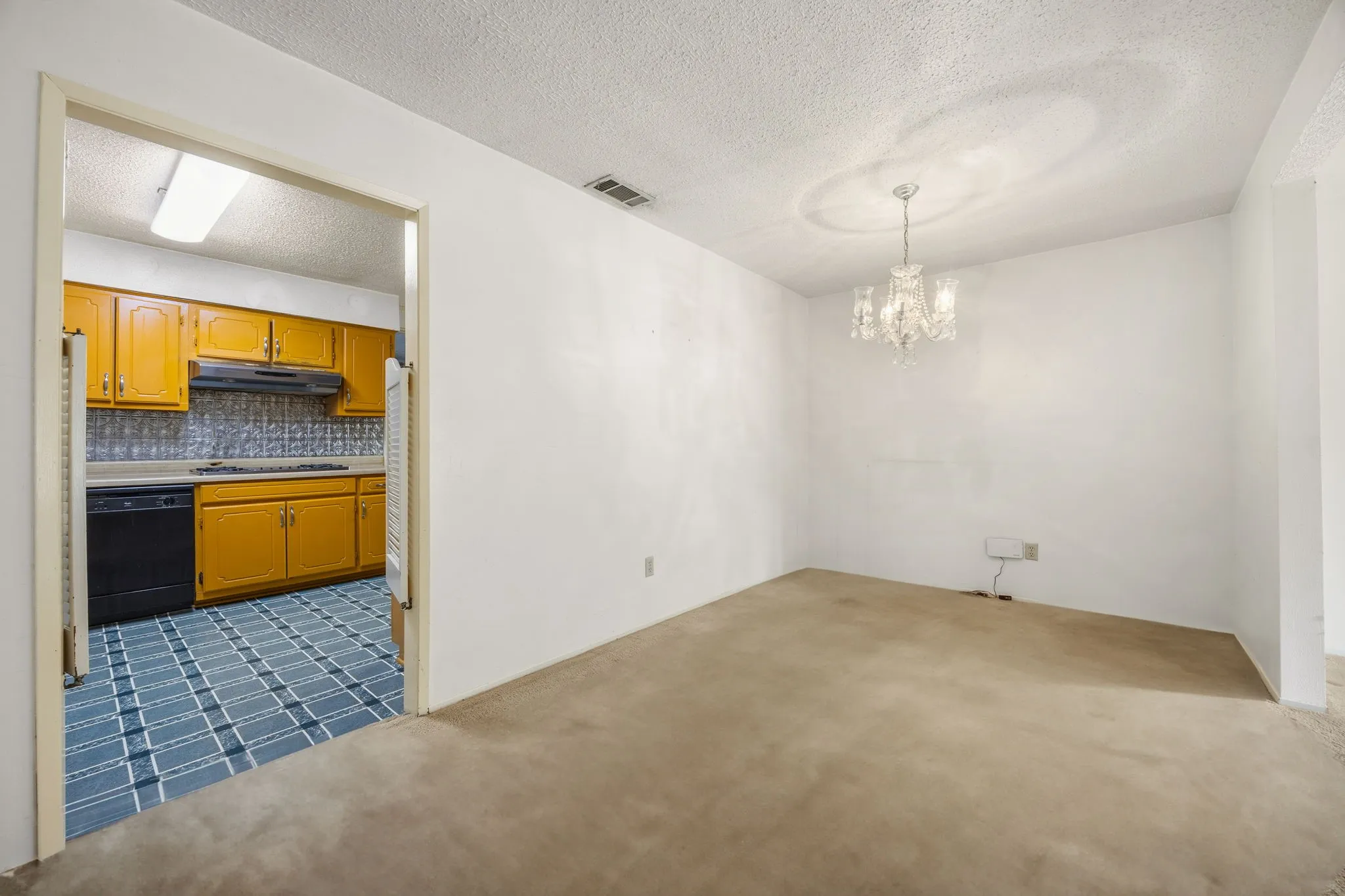 Single Family Residence For Sale in Dallas County , 7235 Vecino Drive, Dallas, Texas 75241, 3 Bedroom, 2 Bathroom, 2 Garage spaces, 1,662 Sqft, built in 1940, mls#21391235, Real Estate Agent in Dallas, Homes For Sale in Dallas county, Homes For Sale in Dallas, Realtor in Dallas Texas, Real Estate Brokerage Independent Realty Texas, Luminita Cordes Realtor