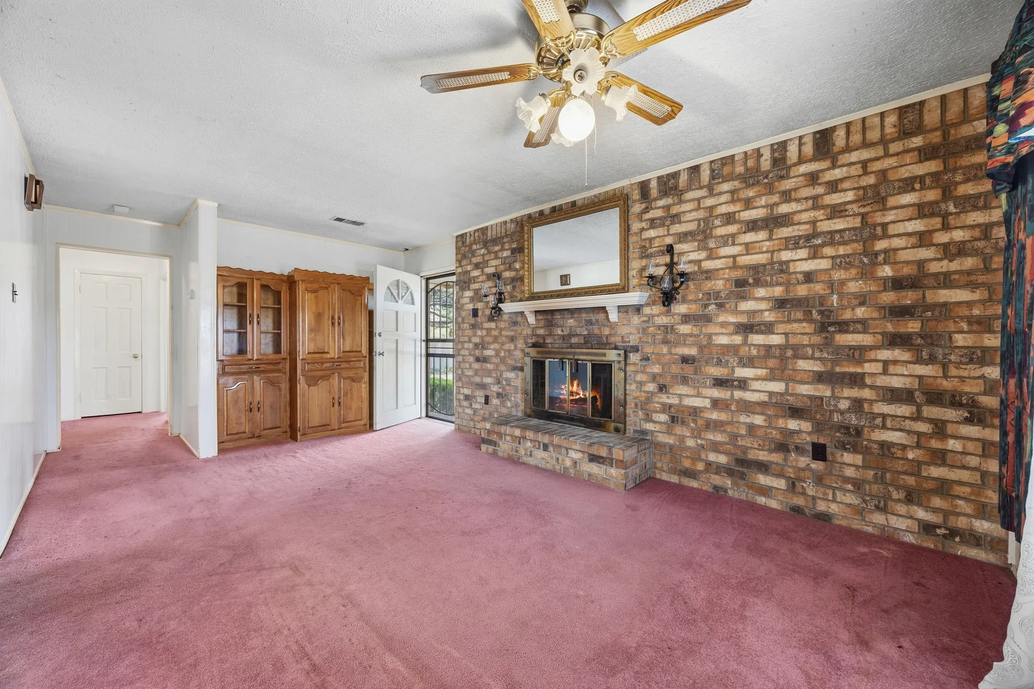 Single Family Residence For Sale in Dallas County , 7235 Vecino Drive, Dallas, Texas 75241, 3 Bedroom, 2 Bathroom, 2 Garage spaces, 1,662 Sqft, built in 1940, mls#21391235, Real Estate Agent in Dallas, Homes For Sale in Dallas county, Homes For Sale in Dallas, Realtor in Dallas Texas, Real Estate Brokerage Independent Realty Texas, Luminita Cordes Realtor