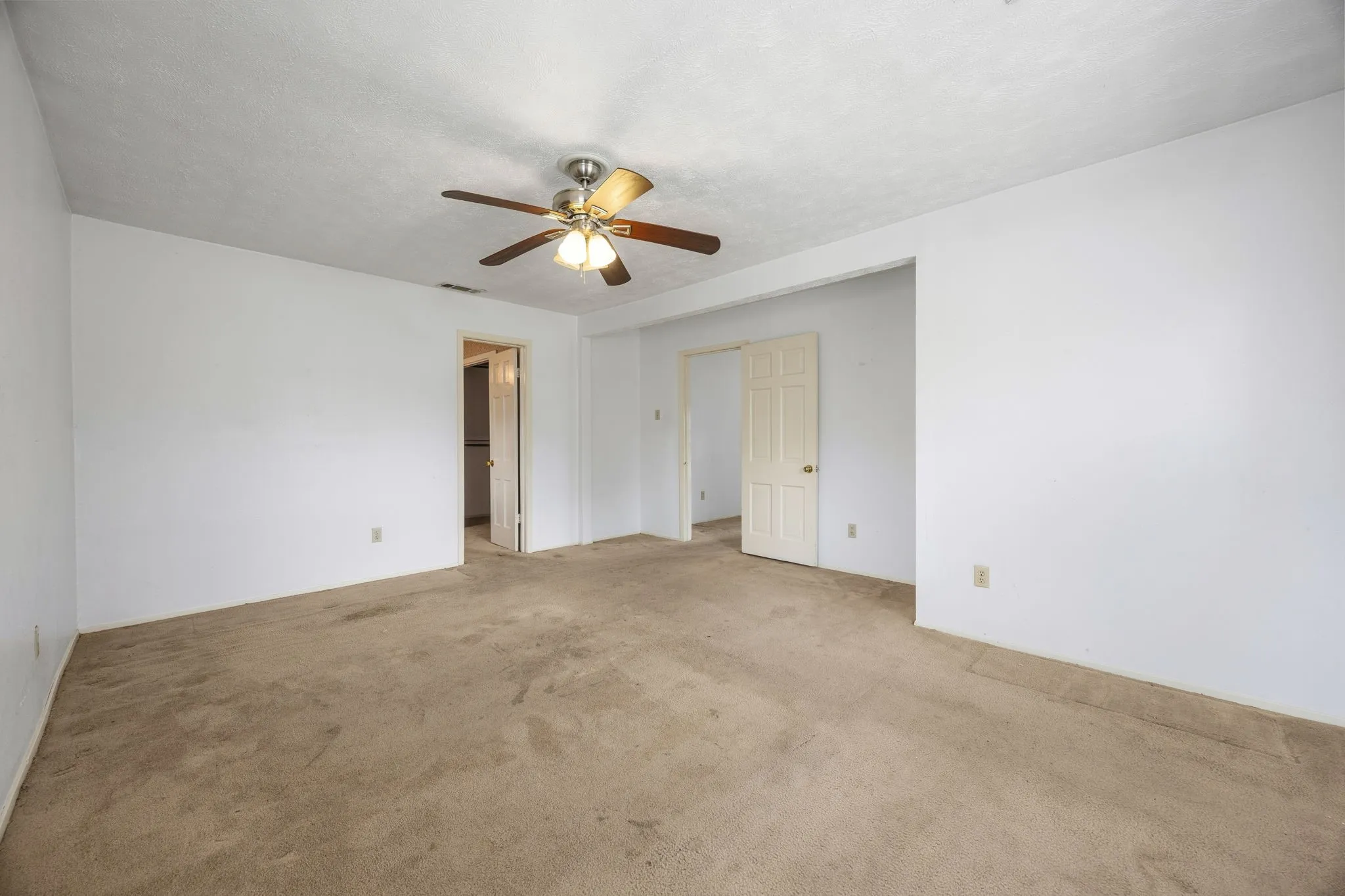 Single Family Residence For Sale in Dallas County , 7235 Vecino Drive, Dallas, Texas 75241, 3 Bedroom, 2 Bathroom, 2 Garage spaces, 1,662 Sqft, built in 1940, mls#21391235, Real Estate Agent in Dallas, Homes For Sale in Dallas county, Homes For Sale in Dallas, Realtor in Dallas Texas, Real Estate Brokerage Independent Realty Texas, Luminita Cordes Realtor