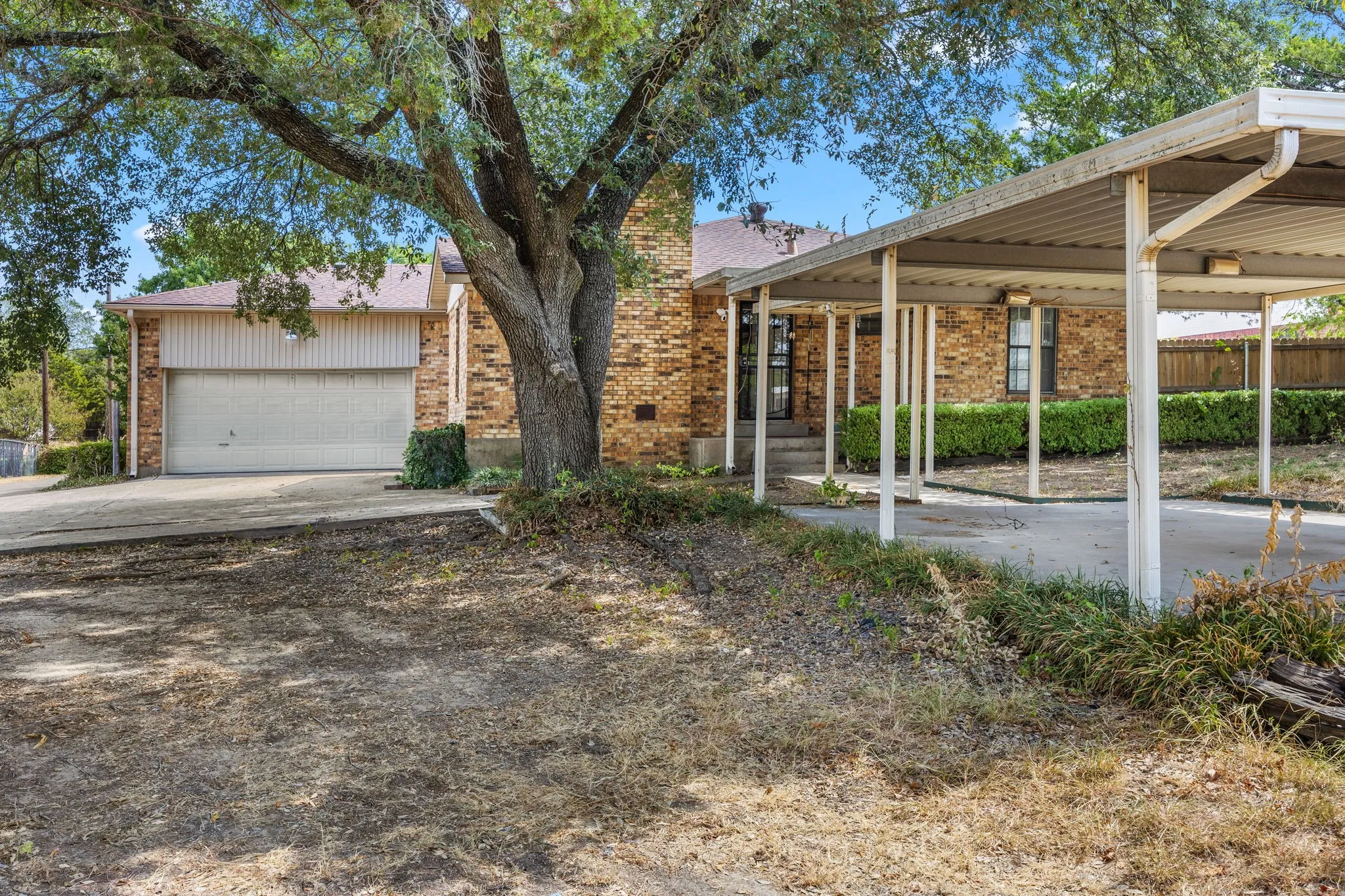 Single Family Residence For Sale in Dallas County , 7235 Vecino Drive, Dallas, Texas 75241, 3 Bedroom, 2 Bathroom, 2 Garage spaces, 1,662 Sqft, built in 1940, mls#21391235, Real Estate Agent in Dallas, Homes For Sale in Dallas county, Homes For Sale in Dallas, Realtor in Dallas Texas, Real Estate Brokerage Independent Realty Texas, Luminita Cordes Realtor