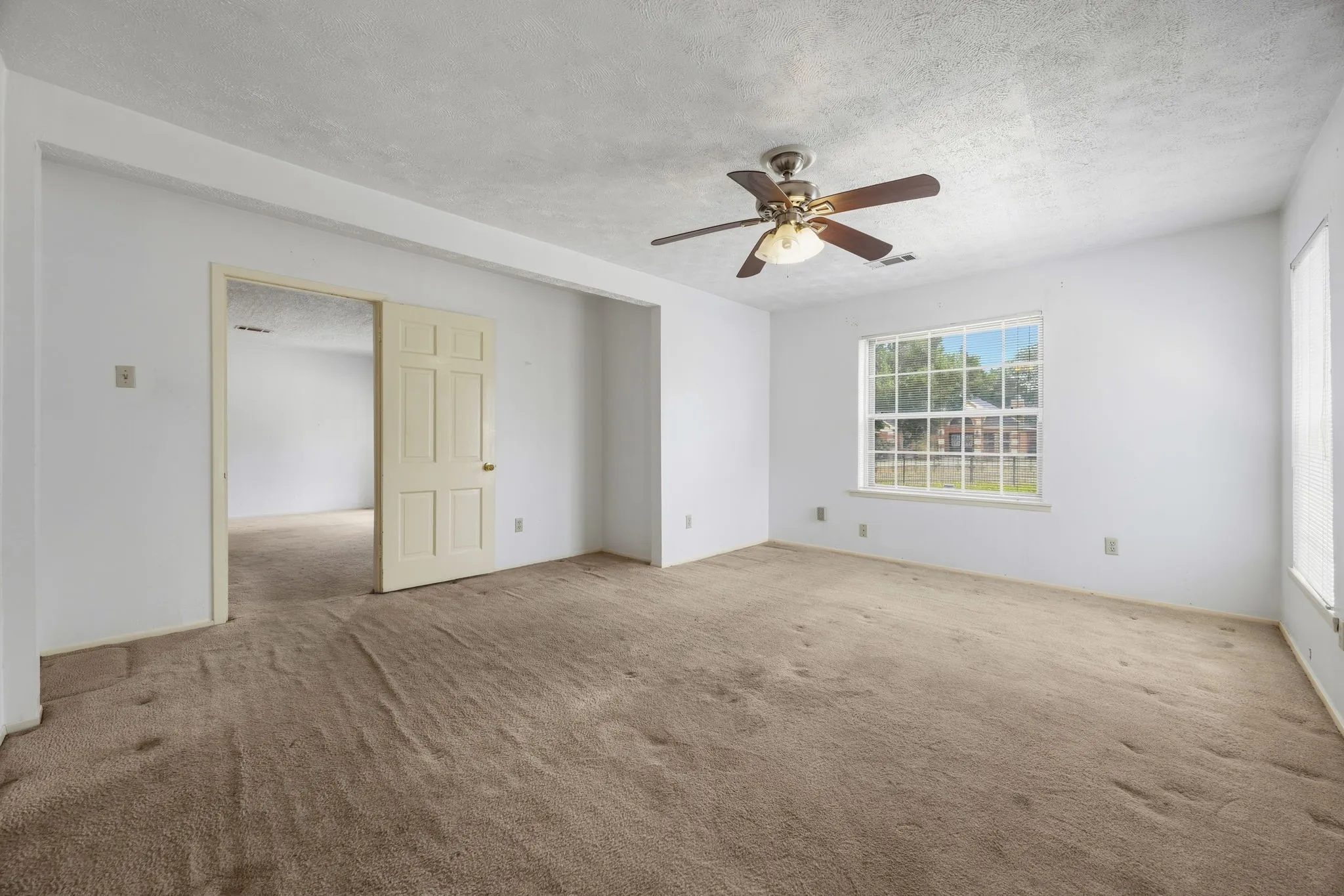 Single Family Residence For Sale in Dallas County , 7235 Vecino Drive, Dallas, Texas 75241, 3 Bedroom, 2 Bathroom, 2 Garage spaces, 1,662 Sqft, built in 1940, mls#21391235, Real Estate Agent in Dallas, Homes For Sale in Dallas county, Homes For Sale in Dallas, Realtor in Dallas Texas, Real Estate Brokerage Independent Realty Texas, Luminita Cordes Realtor