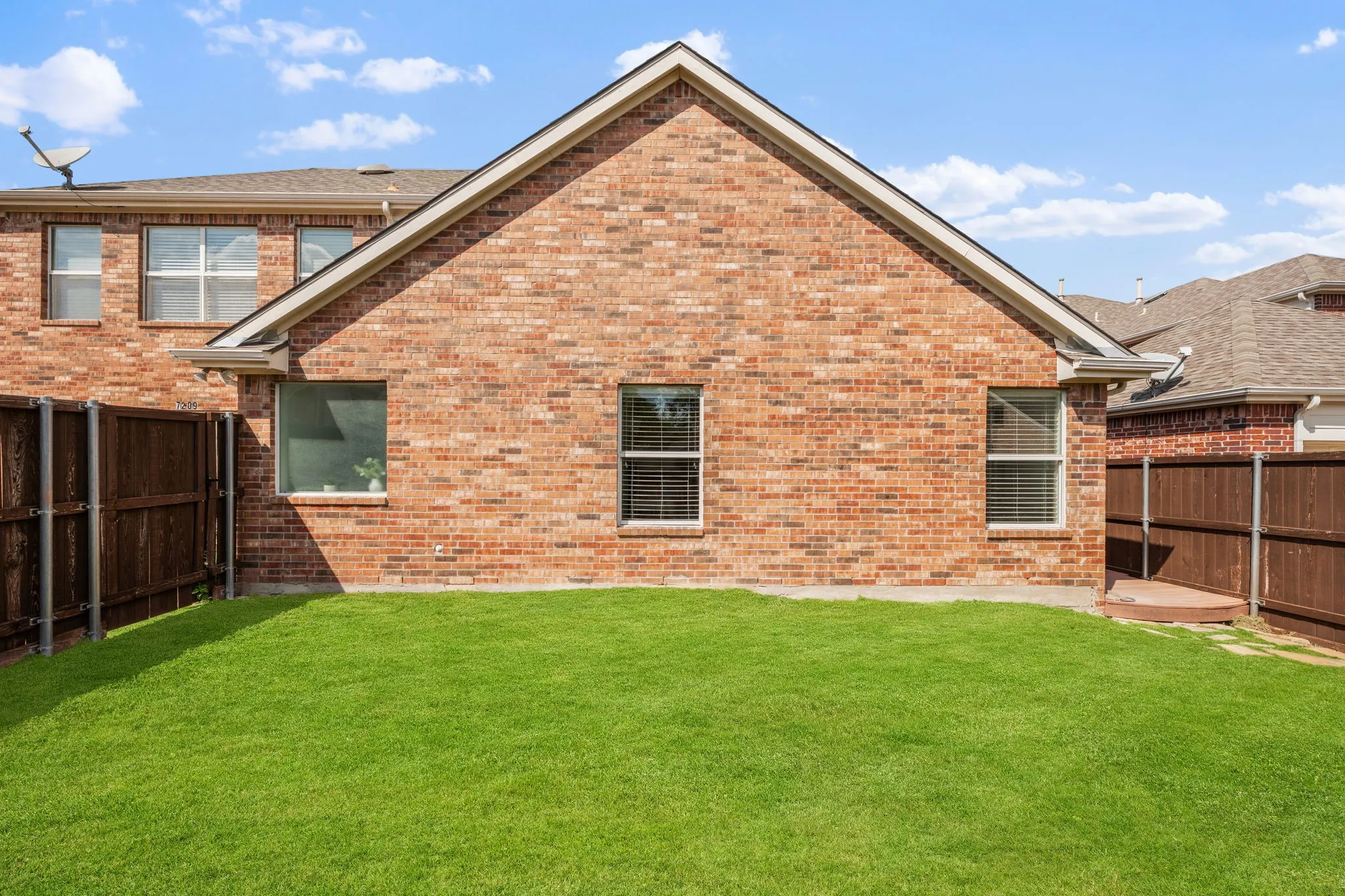 Single Family Residence For Sale in Collin County , 7209 Royal Glen Trail, Mc Kinney, Texas 75072, 3 Bedroom, 3 Bathroom, 2 Garage spaces, 2,994 Sqft, built in 2004, mls#21391106, Real Estate Agent in Mc Kinney, Homes For Sale in Collin county, Homes For Sale in Mc Kinney, Realtor in Mc Kinney Texas, Real Estate Brokerage Independent Realty Texas, Luminita Cordes Realtor