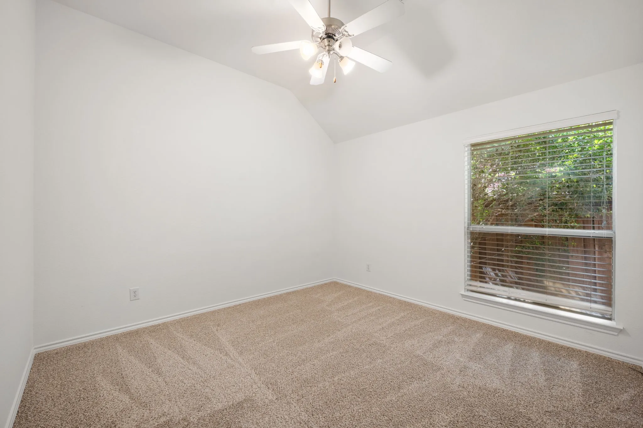 Single Family Residence For Sale in Collin County , 7209 Royal Glen Trail, Mc Kinney, Texas 75072, 3 Bedroom, 3 Bathroom, 2 Garage spaces, 2,994 Sqft, built in 2004, mls#21391106, Real Estate Agent in Mc Kinney, Homes For Sale in Collin county, Homes For Sale in Mc Kinney, Realtor in Mc Kinney Texas, Real Estate Brokerage Independent Realty Texas, Luminita Cordes Realtor