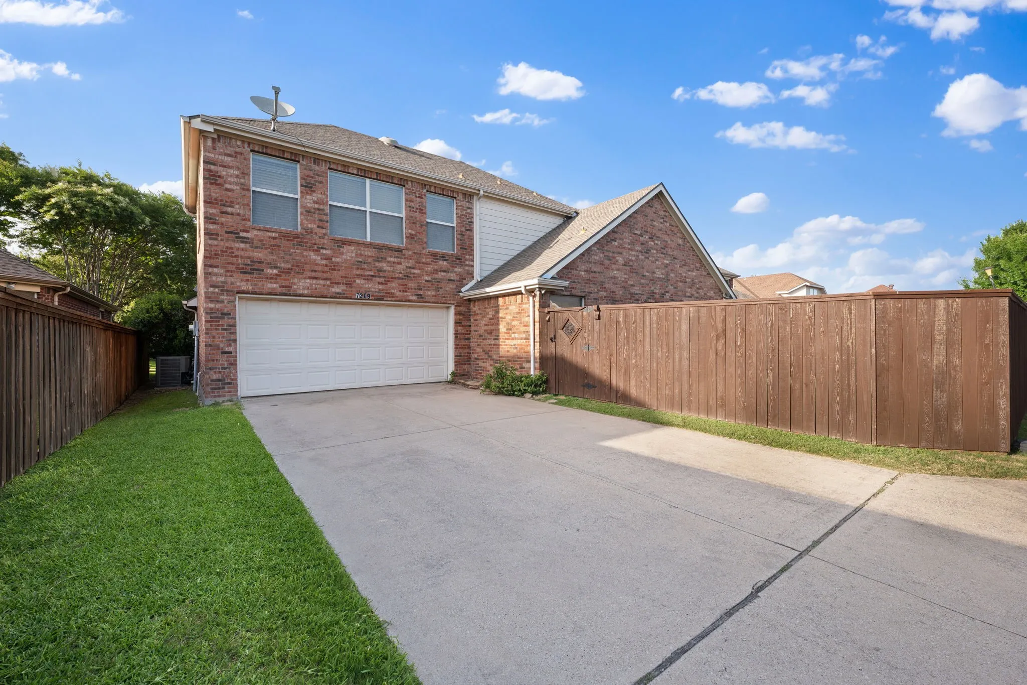 Single Family Residence For Sale in Collin County , 7209 Royal Glen Trail, Mc Kinney, Texas 75072, 3 Bedroom, 3 Bathroom, 2 Garage spaces, 2,994 Sqft, built in 2004, mls#21391106, Real Estate Agent in Mc Kinney, Homes For Sale in Collin county, Homes For Sale in Mc Kinney, Realtor in Mc Kinney Texas, Real Estate Brokerage Independent Realty Texas, Luminita Cordes Realtor