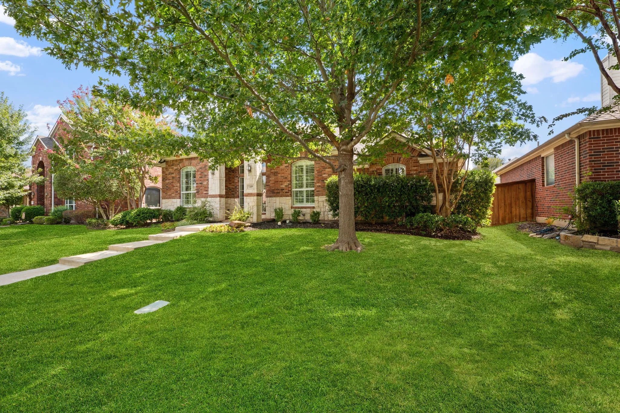 Single Family Residence For Sale in Collin County , 7209 Royal Glen Trail, Mc Kinney, Texas 75072, 3 Bedroom, 3 Bathroom, 2 Garage spaces, 2,994 Sqft, built in 2004, mls#21391106, Real Estate Agent in Mc Kinney, Homes For Sale in Collin county, Homes For Sale in Mc Kinney, Realtor in Mc Kinney Texas, Real Estate Brokerage Independent Realty Texas, Luminita Cordes Realtor