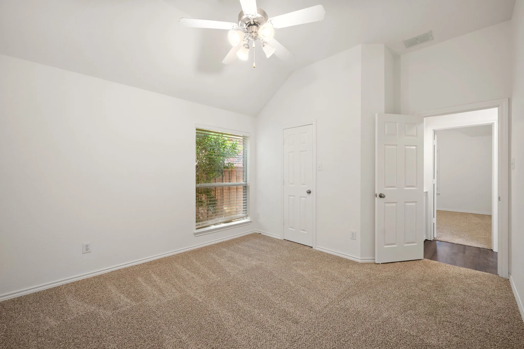 Single Family Residence For Sale in Collin County , 7209 Royal Glen Trail, Mc Kinney, Texas 75072, 3 Bedroom, 3 Bathroom, 2 Garage spaces, 2,994 Sqft, built in 2004, mls#21391106, Real Estate Agent in Mc Kinney, Homes For Sale in Collin county, Homes For Sale in Mc Kinney, Realtor in Mc Kinney Texas, Real Estate Brokerage Independent Realty Texas, Luminita Cordes Realtor