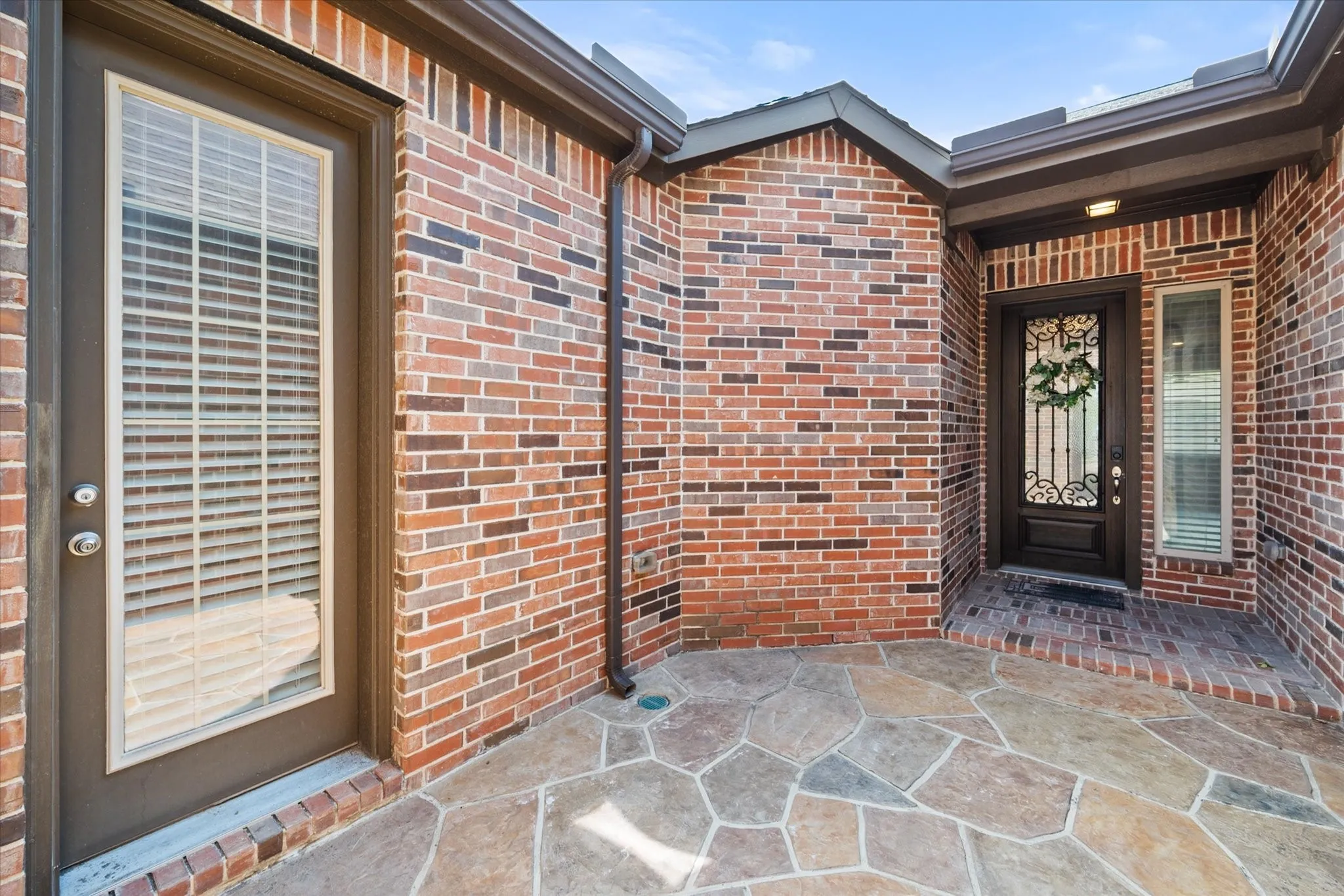Single Family Residence For Sale in Tarrant County , 1108 Ivy Charm Way, Arlington, Texas 76005, 3 Bedroom, 3 Bathroom, 2 Garage spaces, 2,506 Sqft, built in 2017, mls#21391682, Real Estate Agent in Arlington, Homes For Sale in Tarrant county, Homes For Sale in Arlington, Realtor in Arlington Texas, Real Estate Brokerage Independent Realty Texas, Luminita Cordes Realtor