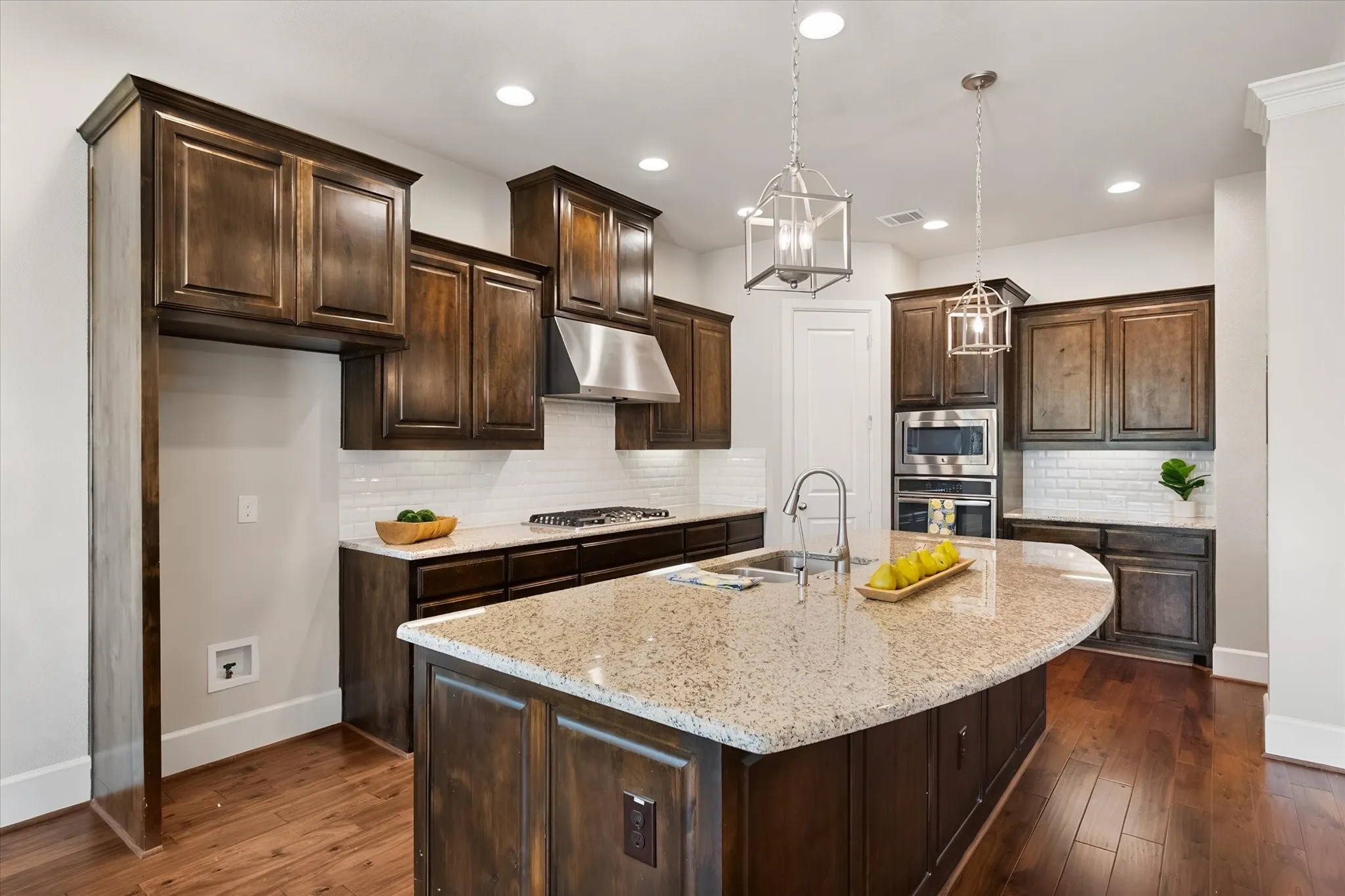 Single Family Residence For Sale in Tarrant County , 1108 Ivy Charm Way, Arlington, Texas 76005, 3 Bedroom, 3 Bathroom, 2 Garage spaces, 2,506 Sqft, built in 2017, mls#21391682, Real Estate Agent in Arlington, Homes For Sale in Tarrant county, Homes For Sale in Arlington, Realtor in Arlington Texas, Real Estate Brokerage Independent Realty Texas, Luminita Cordes Realtor