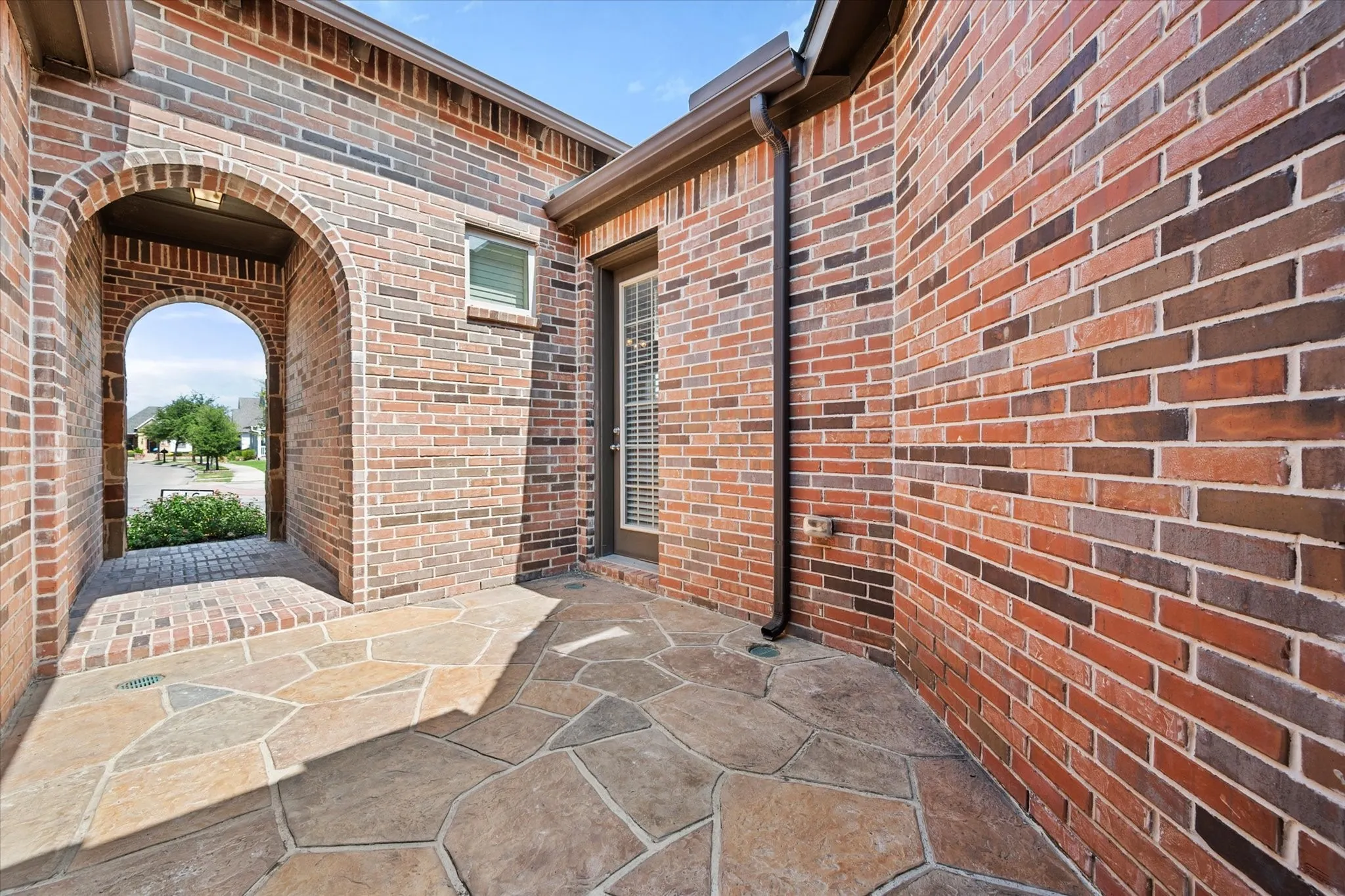Single Family Residence For Sale in Tarrant County , 1108 Ivy Charm Way, Arlington, Texas 76005, 3 Bedroom, 3 Bathroom, 2 Garage spaces, 2,506 Sqft, built in 2017, mls#21391682, Real Estate Agent in Arlington, Homes For Sale in Tarrant county, Homes For Sale in Arlington, Realtor in Arlington Texas, Real Estate Brokerage Independent Realty Texas, Luminita Cordes Realtor