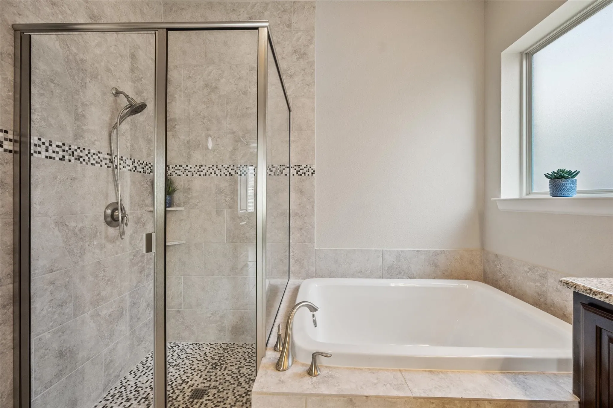 Single Family Residence For Sale in Tarrant County , 1108 Ivy Charm Way, Arlington, Texas 76005, 3 Bedroom, 3 Bathroom, 2 Garage spaces, 2,506 Sqft, built in 2017, mls#21391682, Real Estate Agent in Arlington, Homes For Sale in Tarrant county, Homes For Sale in Arlington, Realtor in Arlington Texas, Real Estate Brokerage Independent Realty Texas, Luminita Cordes Realtor