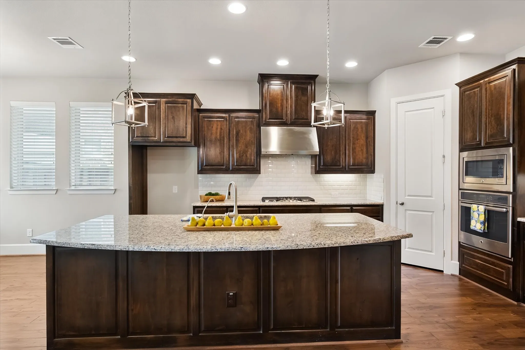 Single Family Residence For Sale in Tarrant County , 1108 Ivy Charm Way, Arlington, Texas 76005, 3 Bedroom, 3 Bathroom, 2 Garage spaces, 2,506 Sqft, built in 2017, mls#21391682, Real Estate Agent in Arlington, Homes For Sale in Tarrant county, Homes For Sale in Arlington, Realtor in Arlington Texas, Real Estate Brokerage Independent Realty Texas, Luminita Cordes Realtor