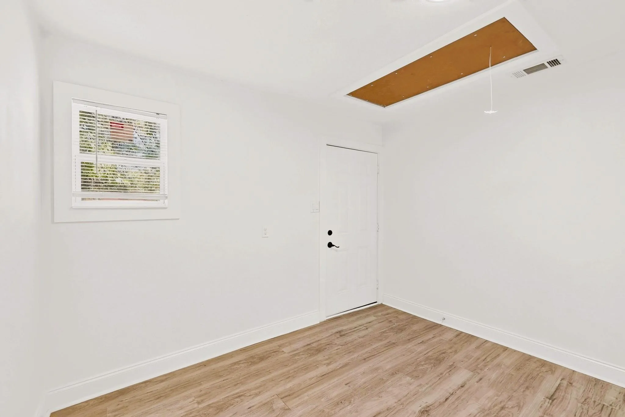 Single Family Residence For Rent in Tarrant County , 2609 Avenue G, Fort Worth, Texas 76105, 3 Bedroom, 1 Bathroom, Garage spaces, 1,092 Sqft, built in 1926, mls#21391809, Real Estate Agent in Fort Worth, Homes For Rent in Tarrant county, Homes For Rent in Fort Worth, Realtor in Fort Worth Texas, Real Estate Brokerage Independent Realty Texas, Luminita Cordes Realtor