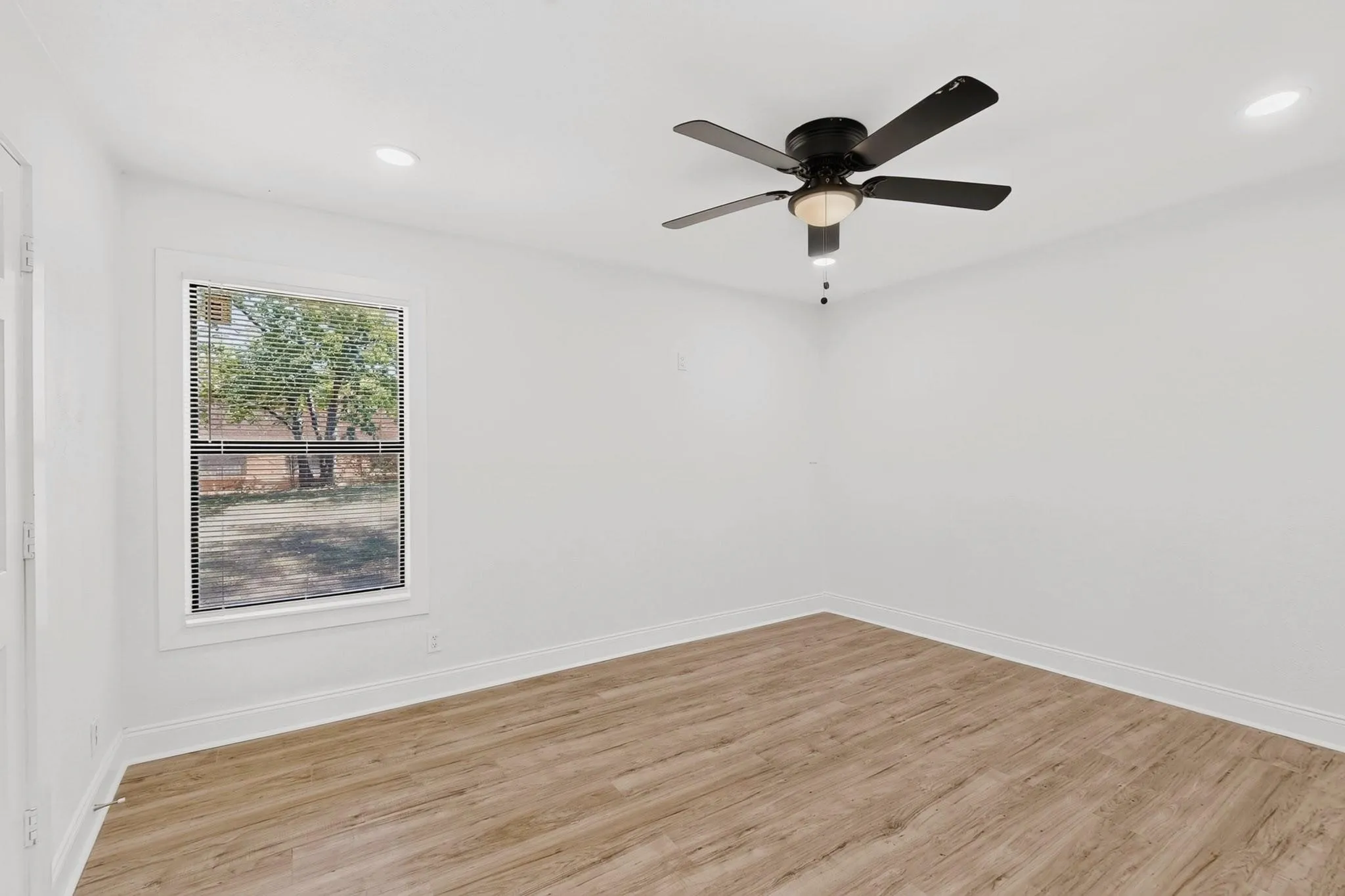 Single Family Residence For Rent in Tarrant County , 2609 Avenue G, Fort Worth, Texas 76105, 3 Bedroom, 1 Bathroom, Garage spaces, 1,092 Sqft, built in 1926, mls#21391809, Real Estate Agent in Fort Worth, Homes For Rent in Tarrant county, Homes For Rent in Fort Worth, Realtor in Fort Worth Texas, Real Estate Brokerage Independent Realty Texas, Luminita Cordes Realtor