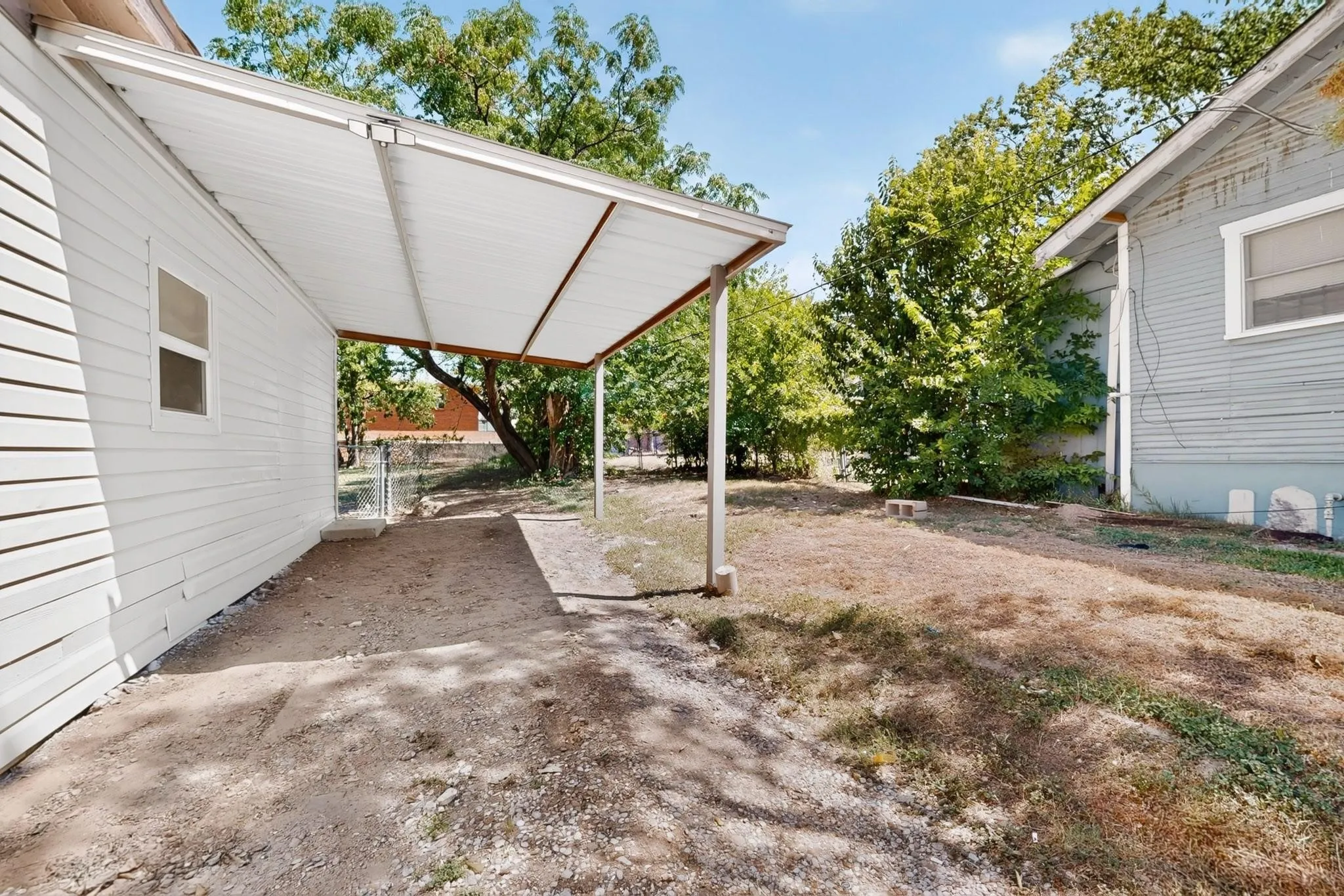 Single Family Residence For Rent in Tarrant County , 2609 Avenue G, Fort Worth, Texas 76105, 3 Bedroom, 1 Bathroom, Garage spaces, 1,092 Sqft, built in 1926, mls#21391809, Real Estate Agent in Fort Worth, Homes For Rent in Tarrant county, Homes For Rent in Fort Worth, Realtor in Fort Worth Texas, Real Estate Brokerage Independent Realty Texas, Luminita Cordes Realtor