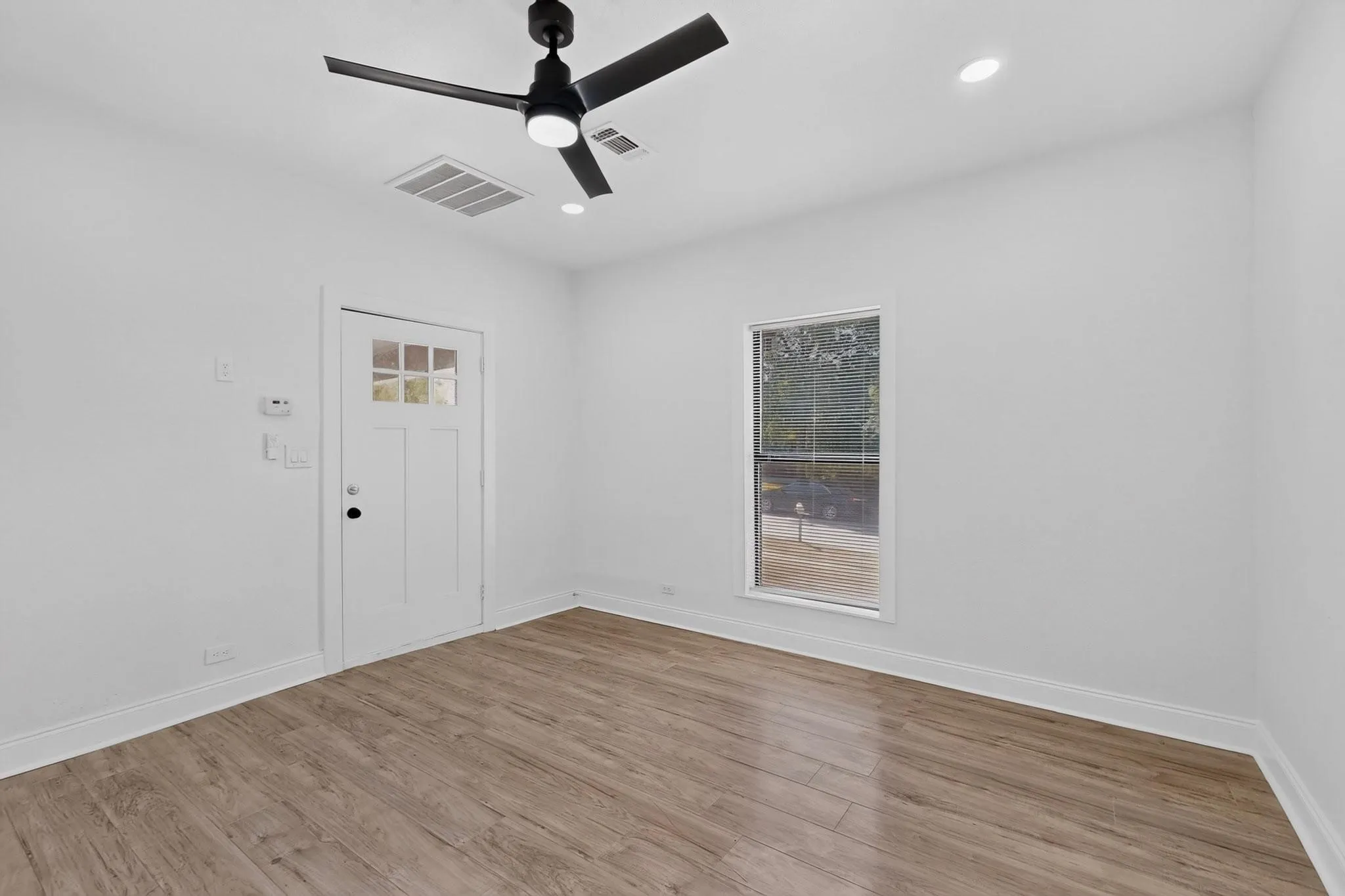 Single Family Residence For Rent in Tarrant County , 2609 Avenue G, Fort Worth, Texas 76105, 3 Bedroom, 1 Bathroom, Garage spaces, 1,092 Sqft, built in 1926, mls#21391809, Real Estate Agent in Fort Worth, Homes For Rent in Tarrant county, Homes For Rent in Fort Worth, Realtor in Fort Worth Texas, Real Estate Brokerage Independent Realty Texas, Luminita Cordes Realtor