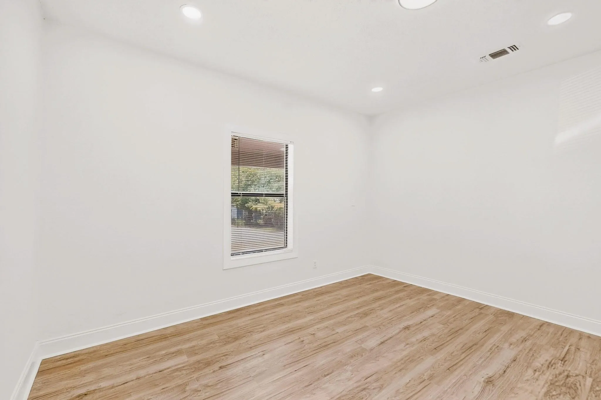 Single Family Residence For Rent in Tarrant County , 2609 Avenue G, Fort Worth, Texas 76105, 3 Bedroom, 1 Bathroom, Garage spaces, 1,092 Sqft, built in 1926, mls#21391809, Real Estate Agent in Fort Worth, Homes For Rent in Tarrant county, Homes For Rent in Fort Worth, Realtor in Fort Worth Texas, Real Estate Brokerage Independent Realty Texas, Luminita Cordes Realtor