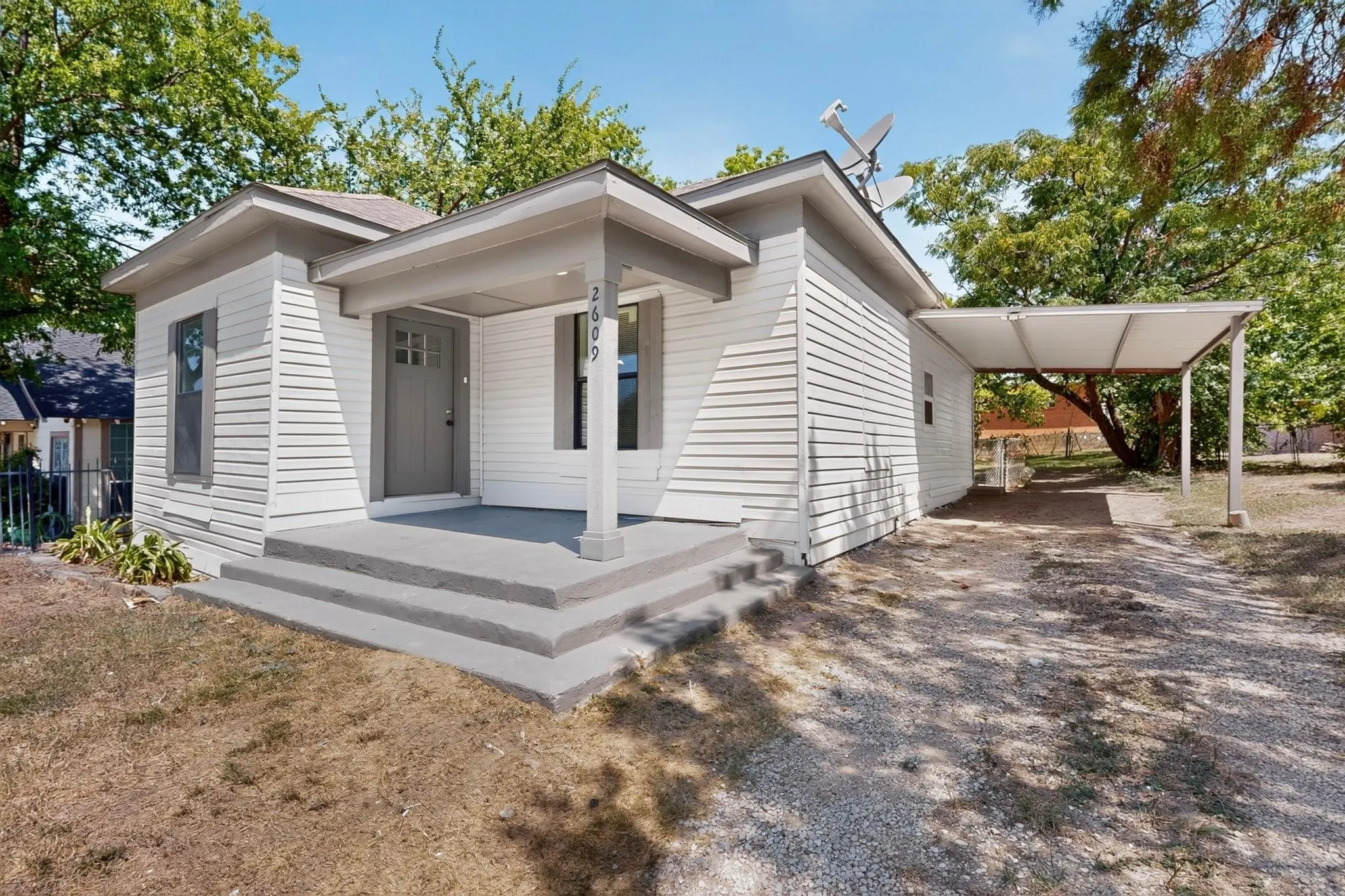 Single Family Residence For Rent in Tarrant County , 2609 Avenue G, Fort Worth, Texas 76105, 3 Bedroom, 1 Bathroom, Garage spaces, 1,092 Sqft, built in 1926, mls#21391809, Real Estate Agent in Fort Worth, Homes For Rent in Tarrant county, Homes For Rent in Fort Worth, Realtor in Fort Worth Texas, Real Estate Brokerage Independent Realty Texas, Luminita Cordes Realtor