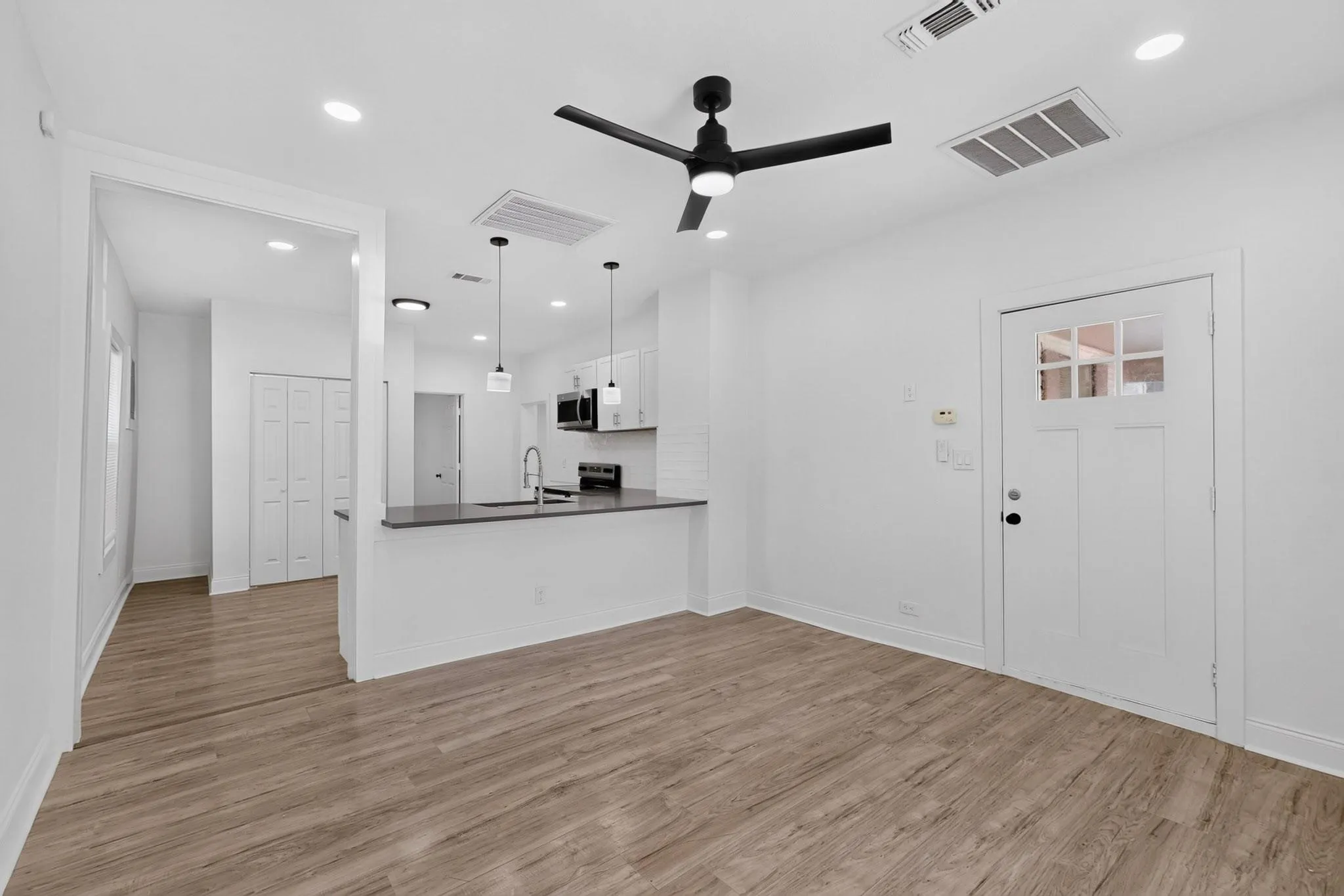 Single Family Residence For Rent in Tarrant County , 2609 Avenue G, Fort Worth, Texas 76105, 3 Bedroom, 1 Bathroom, Garage spaces, 1,092 Sqft, built in 1926, mls#21391809, Real Estate Agent in Fort Worth, Homes For Rent in Tarrant county, Homes For Rent in Fort Worth, Realtor in Fort Worth Texas, Real Estate Brokerage Independent Realty Texas, Luminita Cordes Realtor