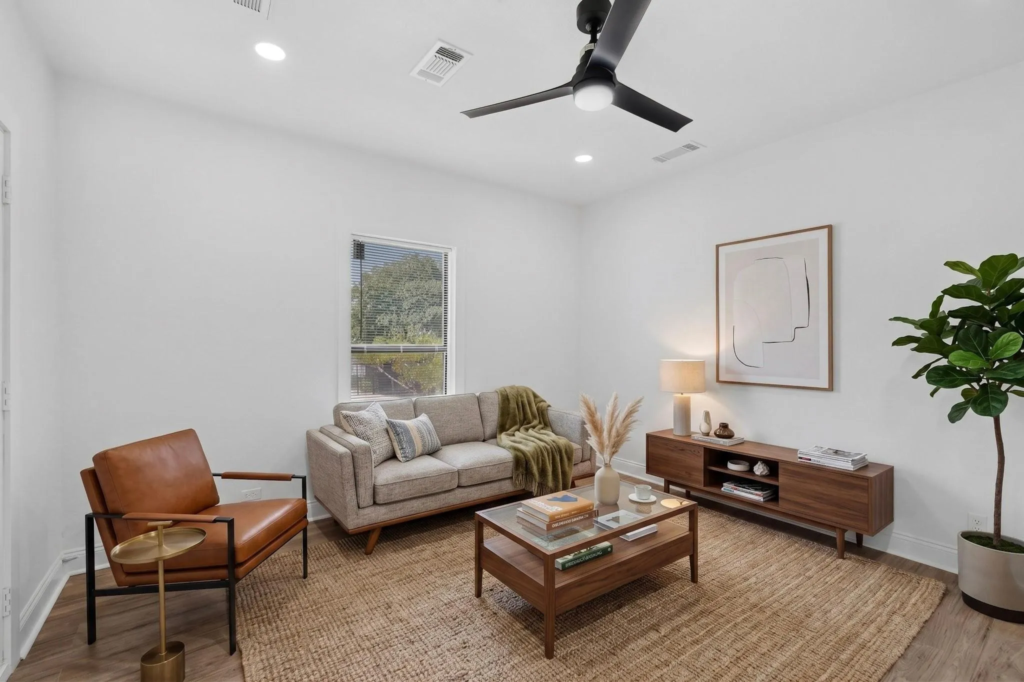 Single Family Residence For Rent in Tarrant County , 2609 Avenue G, Fort Worth, Texas 76105, 3 Bedroom, 1 Bathroom, Garage spaces, 1,092 Sqft, built in 1926, mls#21391809, Real Estate Agent in Fort Worth, Homes For Rent in Tarrant county, Homes For Rent in Fort Worth, Realtor in Fort Worth Texas, Real Estate Brokerage Independent Realty Texas, Luminita Cordes Realtor