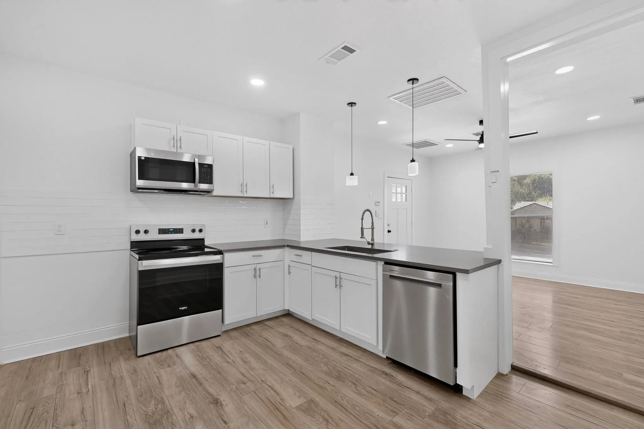 Single Family Residence For Rent in Tarrant County , 2609 Avenue G, Fort Worth, Texas 76105, 3 Bedroom, 1 Bathroom, Garage spaces, 1,092 Sqft, built in 1926, mls#21391809, Real Estate Agent in Fort Worth, Homes For Rent in Tarrant county, Homes For Rent in Fort Worth, Realtor in Fort Worth Texas, Real Estate Brokerage Independent Realty Texas, Luminita Cordes Realtor