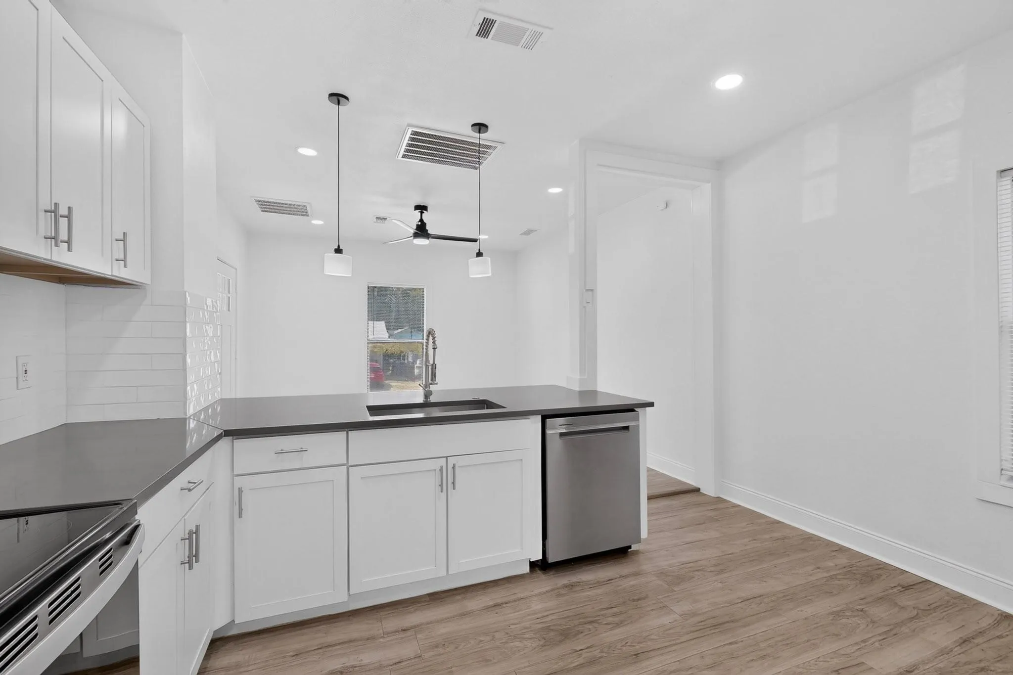 Single Family Residence For Rent in Tarrant County , 2609 Avenue G, Fort Worth, Texas 76105, 3 Bedroom, 1 Bathroom, Garage spaces, 1,092 Sqft, built in 1926, mls#21391809, Real Estate Agent in Fort Worth, Homes For Rent in Tarrant county, Homes For Rent in Fort Worth, Realtor in Fort Worth Texas, Real Estate Brokerage Independent Realty Texas, Luminita Cordes Realtor
