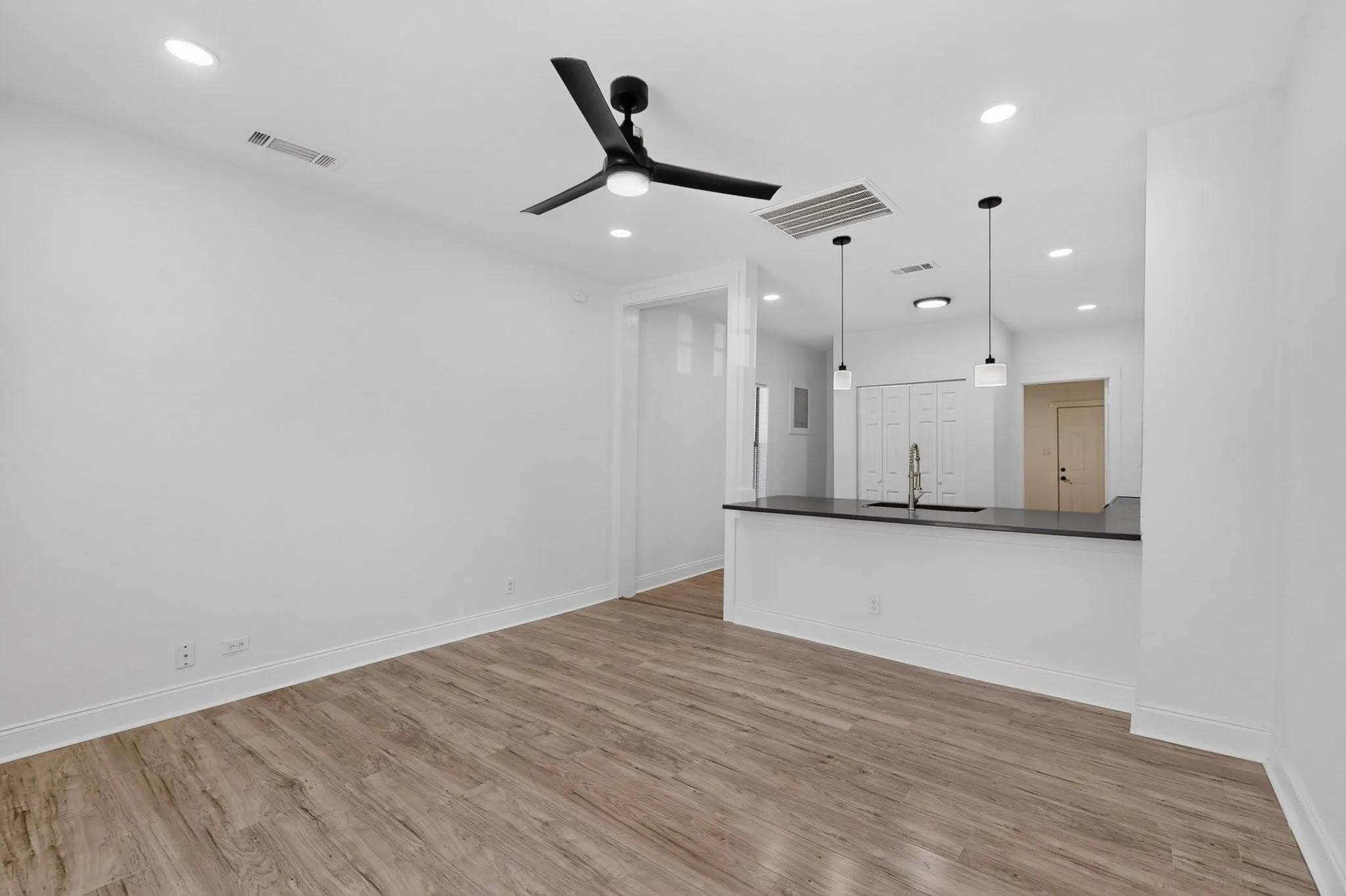 Single Family Residence For Rent in Tarrant County , 2609 Avenue G, Fort Worth, Texas 76105, 3 Bedroom, 1 Bathroom, Garage spaces, 1,092 Sqft, built in 1926, mls#21391809, Real Estate Agent in Fort Worth, Homes For Rent in Tarrant county, Homes For Rent in Fort Worth, Realtor in Fort Worth Texas, Real Estate Brokerage Independent Realty Texas, Luminita Cordes Realtor