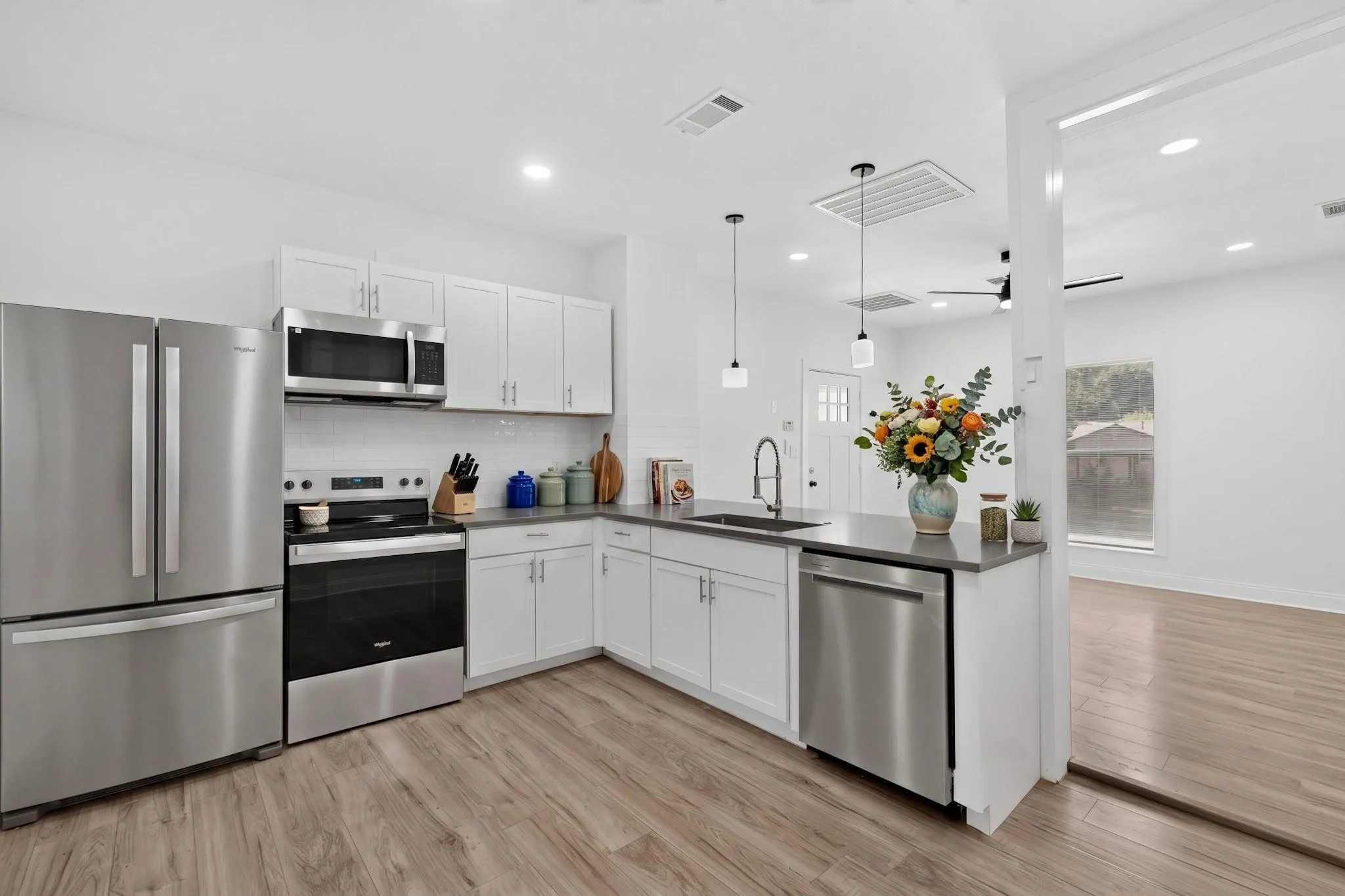Single Family Residence For Rent in Tarrant County , 2609 Avenue G, Fort Worth, Texas 76105, 3 Bedroom, 1 Bathroom, Garage spaces, 1,092 Sqft, built in 1926, mls#21391809, Real Estate Agent in Fort Worth, Homes For Rent in Tarrant county, Homes For Rent in Fort Worth, Realtor in Fort Worth Texas, Real Estate Brokerage Independent Realty Texas, Luminita Cordes Realtor