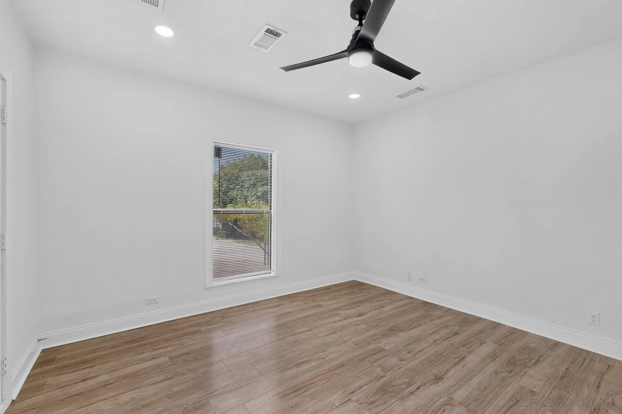 Single Family Residence For Rent in Tarrant County , 2609 Avenue G, Fort Worth, Texas 76105, 3 Bedroom, 1 Bathroom, Garage spaces, 1,092 Sqft, built in 1926, mls#21391809, Real Estate Agent in Fort Worth, Homes For Rent in Tarrant county, Homes For Rent in Fort Worth, Realtor in Fort Worth Texas, Real Estate Brokerage Independent Realty Texas, Luminita Cordes Realtor
