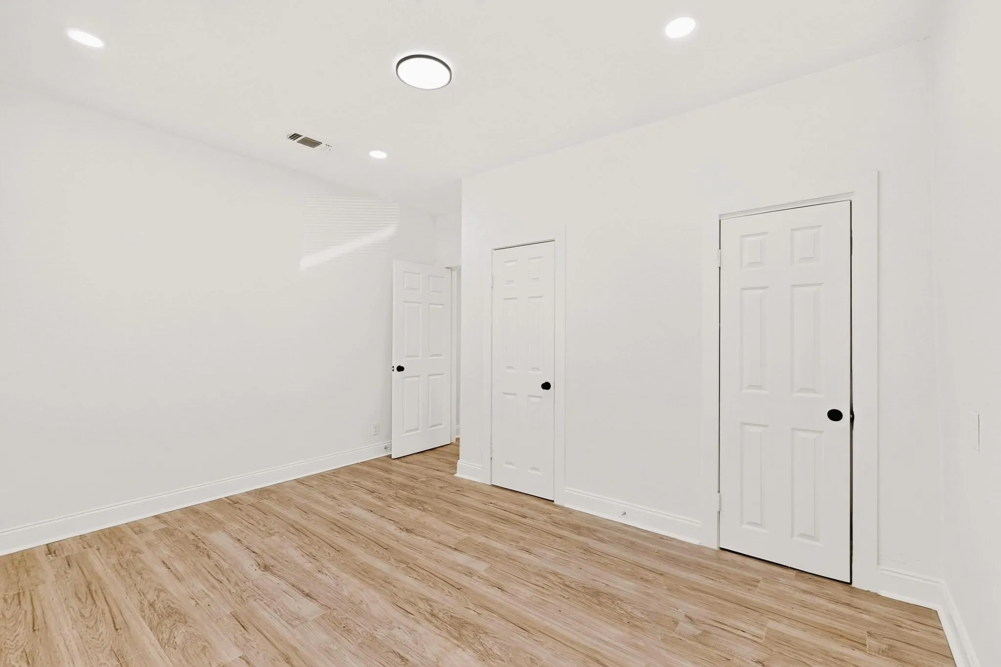 Single Family Residence For Rent in Tarrant County , 2609 Avenue G, Fort Worth, Texas 76105, 3 Bedroom, 1 Bathroom, Garage spaces, 1,092 Sqft, built in 1926, mls#21391809, Real Estate Agent in Fort Worth, Homes For Rent in Tarrant county, Homes For Rent in Fort Worth, Realtor in Fort Worth Texas, Real Estate Brokerage Independent Realty Texas, Luminita Cordes Realtor