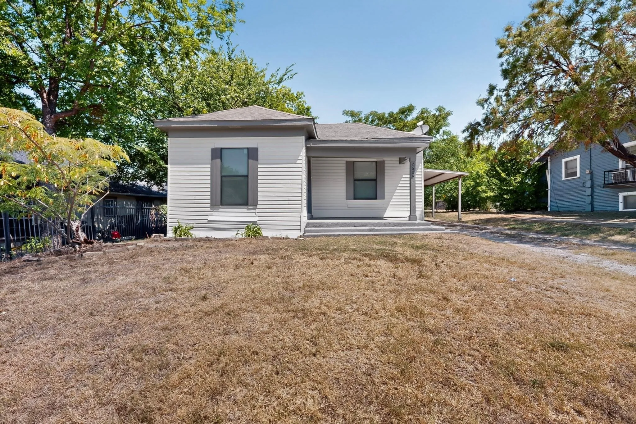 Single Family Residence For Rent in Tarrant County , 2609 Avenue G, Fort Worth, Texas 76105, 3 Bedroom, 1 Bathroom, Garage spaces, 1,092 Sqft, built in 1926, mls#21391809, Real Estate Agent in Fort Worth, Homes For Rent in Tarrant county, Homes For Rent in Fort Worth, Realtor in Fort Worth Texas, Real Estate Brokerage Independent Realty Texas, Luminita Cordes Realtor
