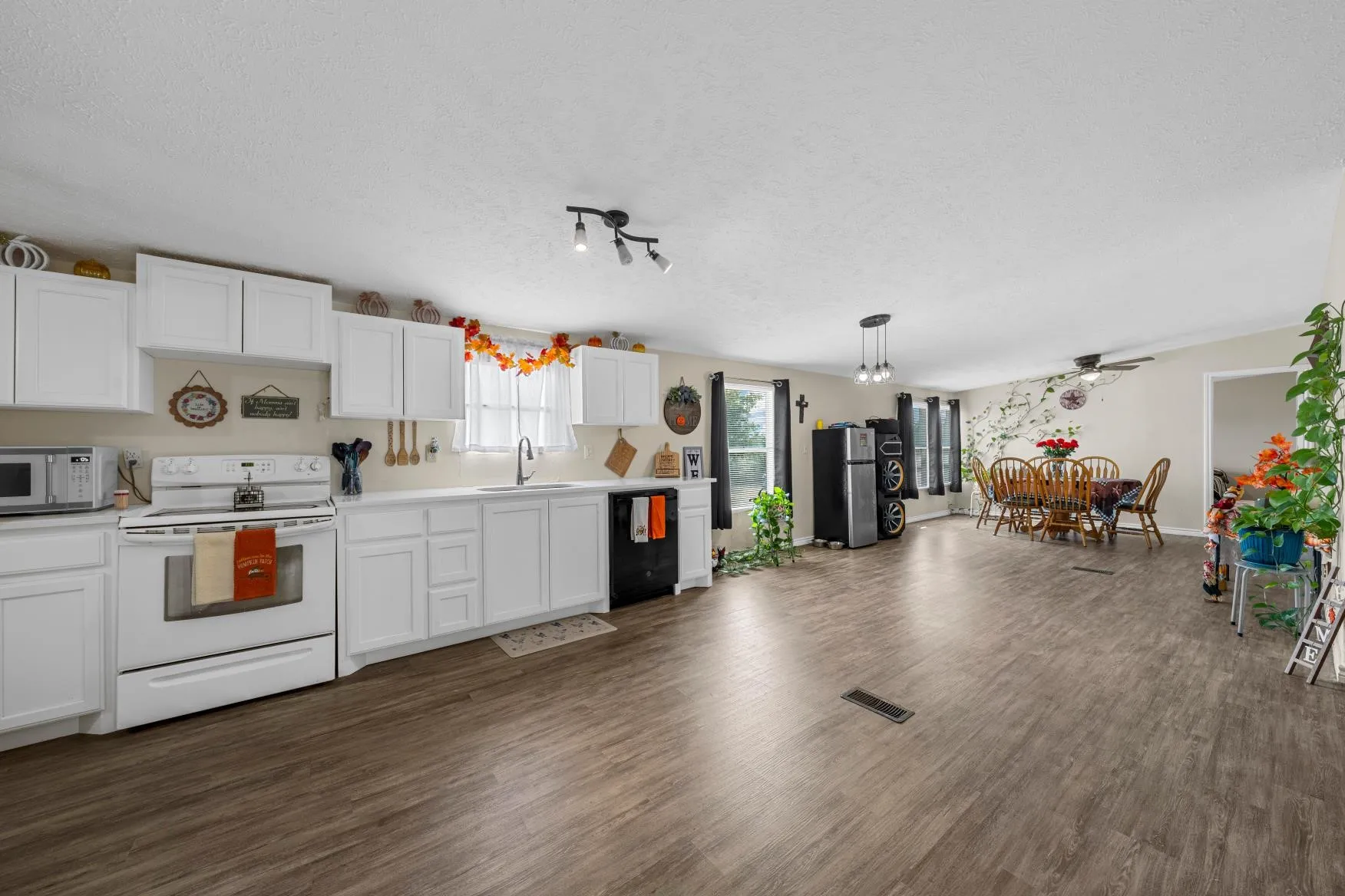 Mobile Home For Sale in Mc Lennan County , 5415 Eddy Gatesville Parkway, Moody, Texas 76557, 4 Bedroom, 2 Bathroom, Garage spaces, 1,872 Sqft, built in 2013, mls#21391783, Real Estate Agent in Moody, Homes For Sale in Mc Lennan county, Homes For Sale in Moody, Realtor in Moody Texas, Real Estate Brokerage Independent Realty Texas, Luminita Cordes Realtor
