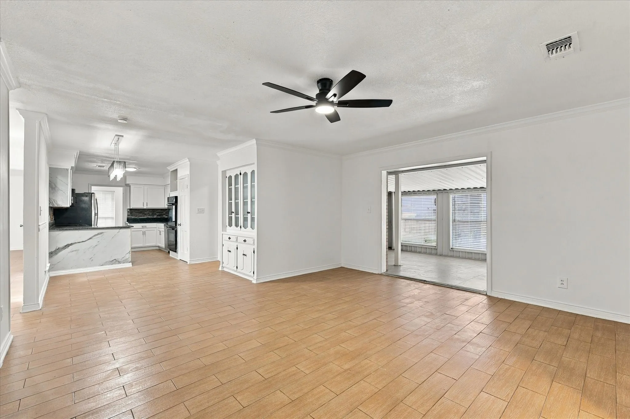 Single Family Residence For Sale in Hunt County , 6408 Chapman Drive, Greenville, Texas 75402, 4 Bedroom, 2 Bathroom, 2 Garage spaces, 2,097 Sqft, built in 1974, mls#21387230, Real Estate Agent in Greenville, Homes For Sale in Hunt county, Homes For Sale in Greenville, Realtor in Greenville Texas, Real Estate Brokerage Independent Realty Texas, Luminita Cordes Realtor