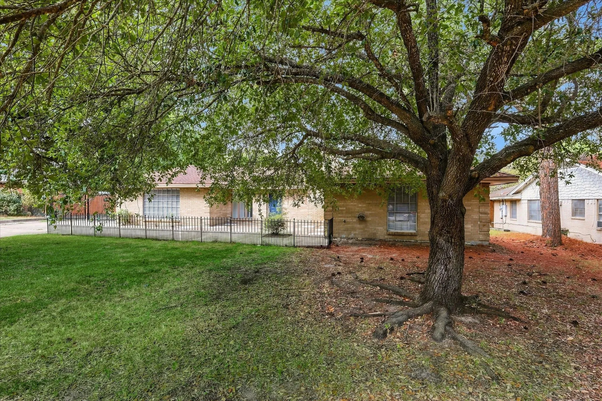 Single Family Residence For Sale in Hunt County , 6408 Chapman Drive, Greenville, Texas 75402, 4 Bedroom, 2 Bathroom, 2 Garage spaces, 2,097 Sqft, built in 1974, mls#21387230, Real Estate Agent in Greenville, Homes For Sale in Hunt county, Homes For Sale in Greenville, Realtor in Greenville Texas, Real Estate Brokerage Independent Realty Texas, Luminita Cordes Realtor