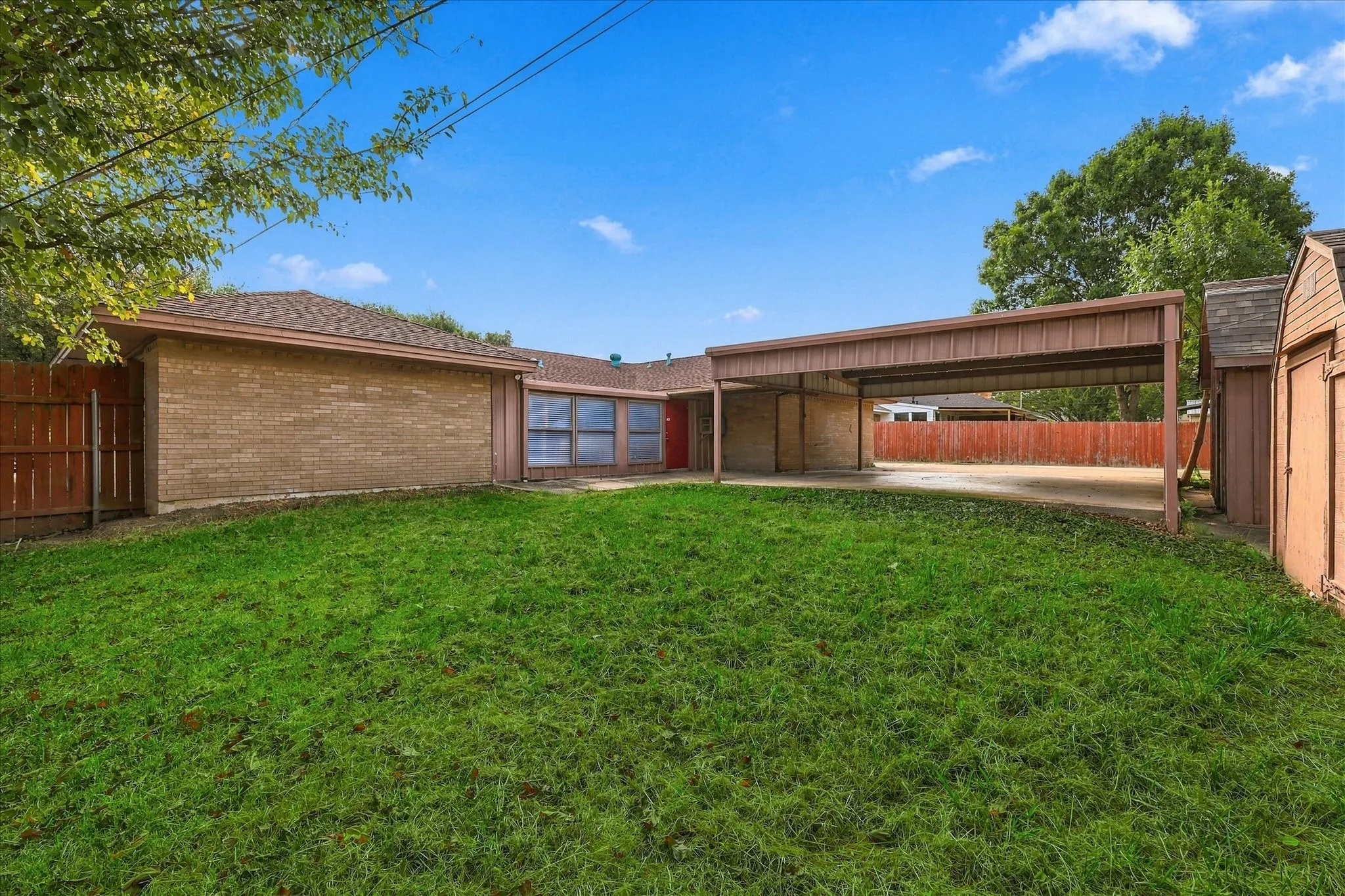 Single Family Residence For Sale in Hunt County , 6408 Chapman Drive, Greenville, Texas 75402, 4 Bedroom, 2 Bathroom, 2 Garage spaces, 2,097 Sqft, built in 1974, mls#21387230, Real Estate Agent in Greenville, Homes For Sale in Hunt county, Homes For Sale in Greenville, Realtor in Greenville Texas, Real Estate Brokerage Independent Realty Texas, Luminita Cordes Realtor