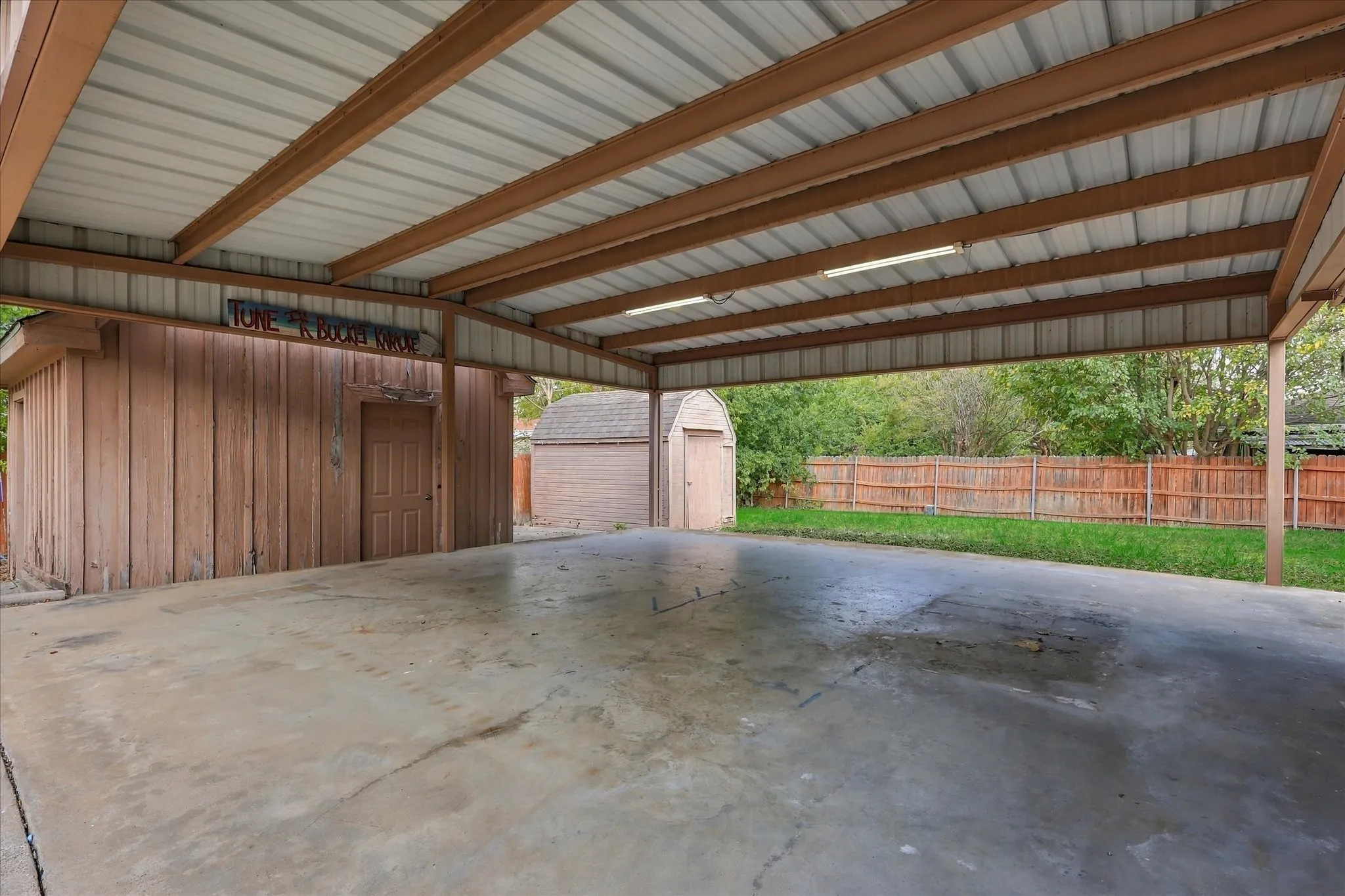 Single Family Residence For Sale in Hunt County , 6408 Chapman Drive, Greenville, Texas 75402, 4 Bedroom, 2 Bathroom, 2 Garage spaces, 2,097 Sqft, built in 1974, mls#21387230, Real Estate Agent in Greenville, Homes For Sale in Hunt county, Homes For Sale in Greenville, Realtor in Greenville Texas, Real Estate Brokerage Independent Realty Texas, Luminita Cordes Realtor