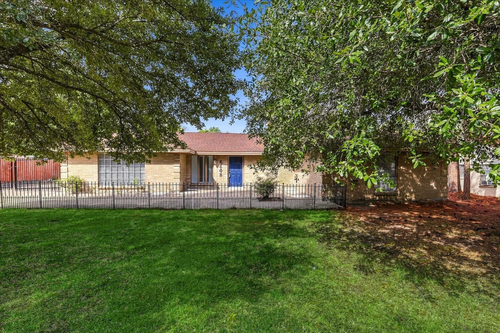 Single Family Residence For Sale in Hunt County , 6408 Chapman Drive, Greenville, Texas 75402, 4 Bedroom, 2 Bathroom, 2 Garage spaces, 2,097 Sqft, built in 1974, mls#21387230, Real Estate Agent in Greenville, Homes For Sale in Hunt county, Homes For Sale in Greenville, Realtor in Greenville Texas, Real Estate Brokerage Independent Realty Texas, Luminita Cordes Realtor