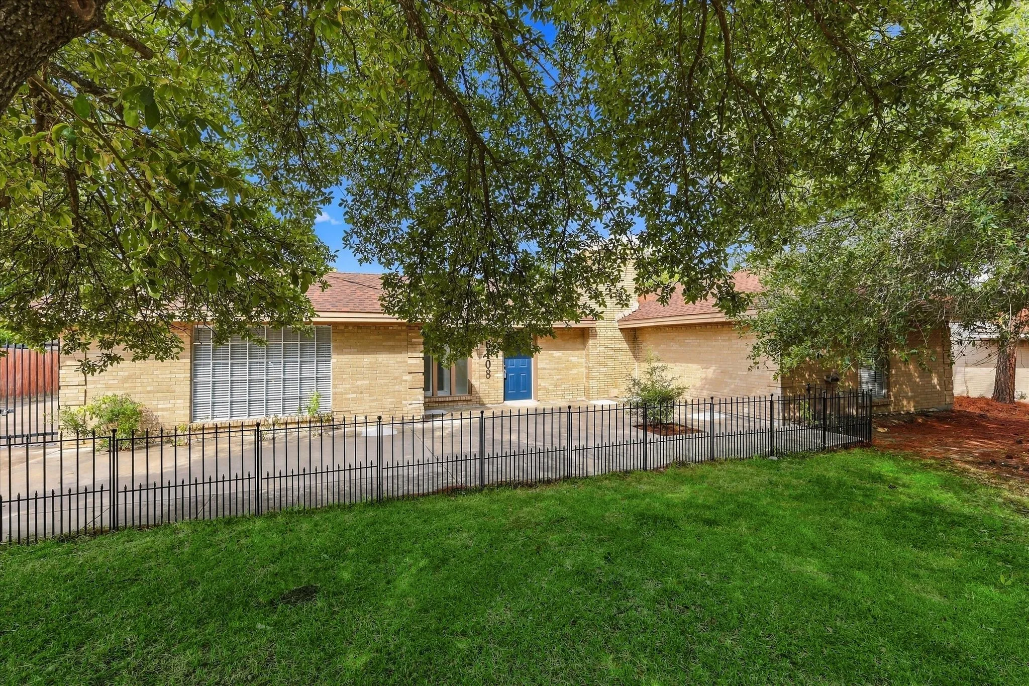 Single Family Residence For Sale in Hunt County , 6408 Chapman Drive, Greenville, Texas 75402, 4 Bedroom, 2 Bathroom, 2 Garage spaces, 2,097 Sqft, built in 1974, mls#21387230, Real Estate Agent in Greenville, Homes For Sale in Hunt county, Homes For Sale in Greenville, Realtor in Greenville Texas, Real Estate Brokerage Independent Realty Texas, Luminita Cordes Realtor