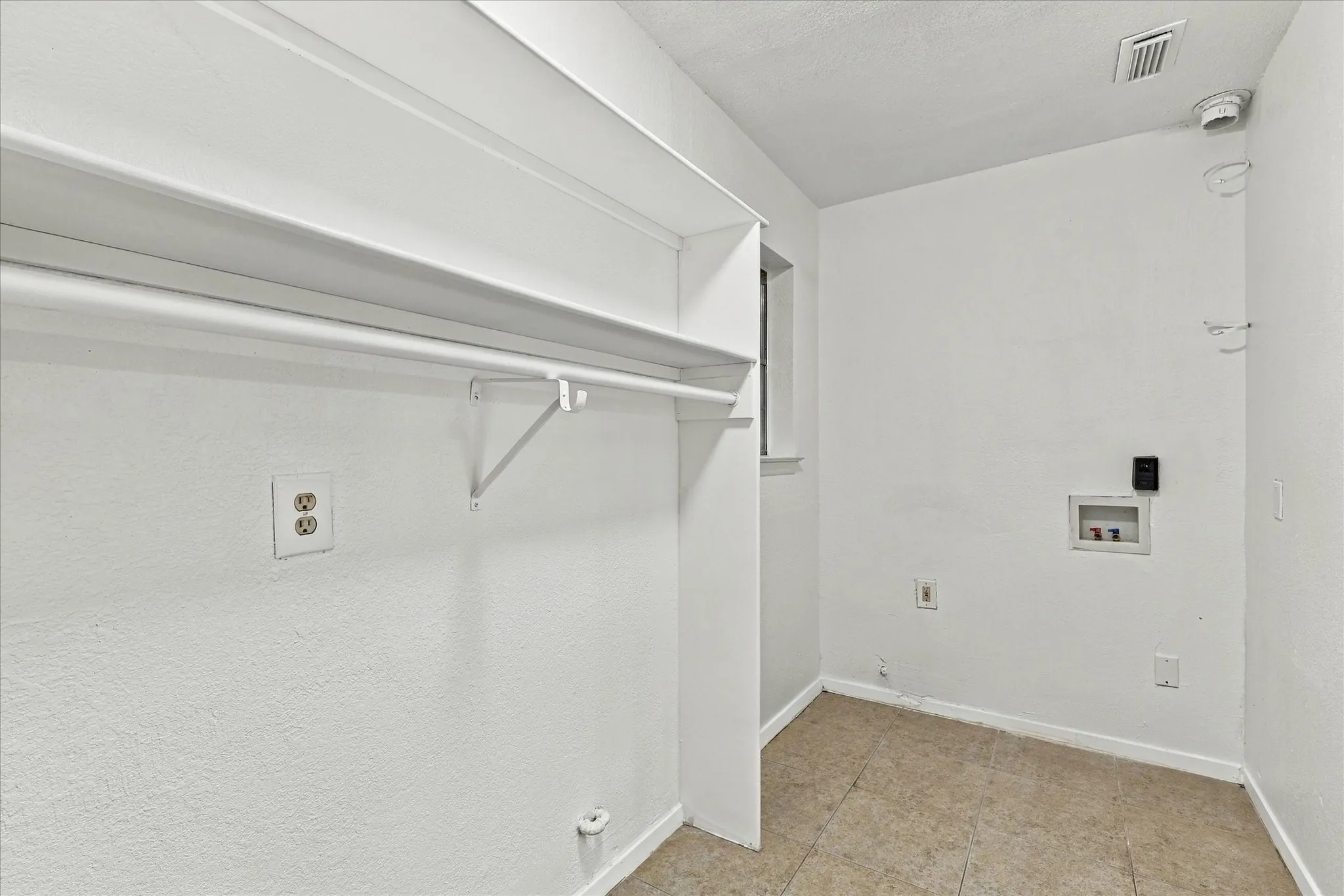 Single Family Residence For Sale in Hunt County , 6408 Chapman Drive, Greenville, Texas 75402, 4 Bedroom, 2 Bathroom, 2 Garage spaces, 2,097 Sqft, built in 1974, mls#21387230, Real Estate Agent in Greenville, Homes For Sale in Hunt county, Homes For Sale in Greenville, Realtor in Greenville Texas, Real Estate Brokerage Independent Realty Texas, Luminita Cordes Realtor