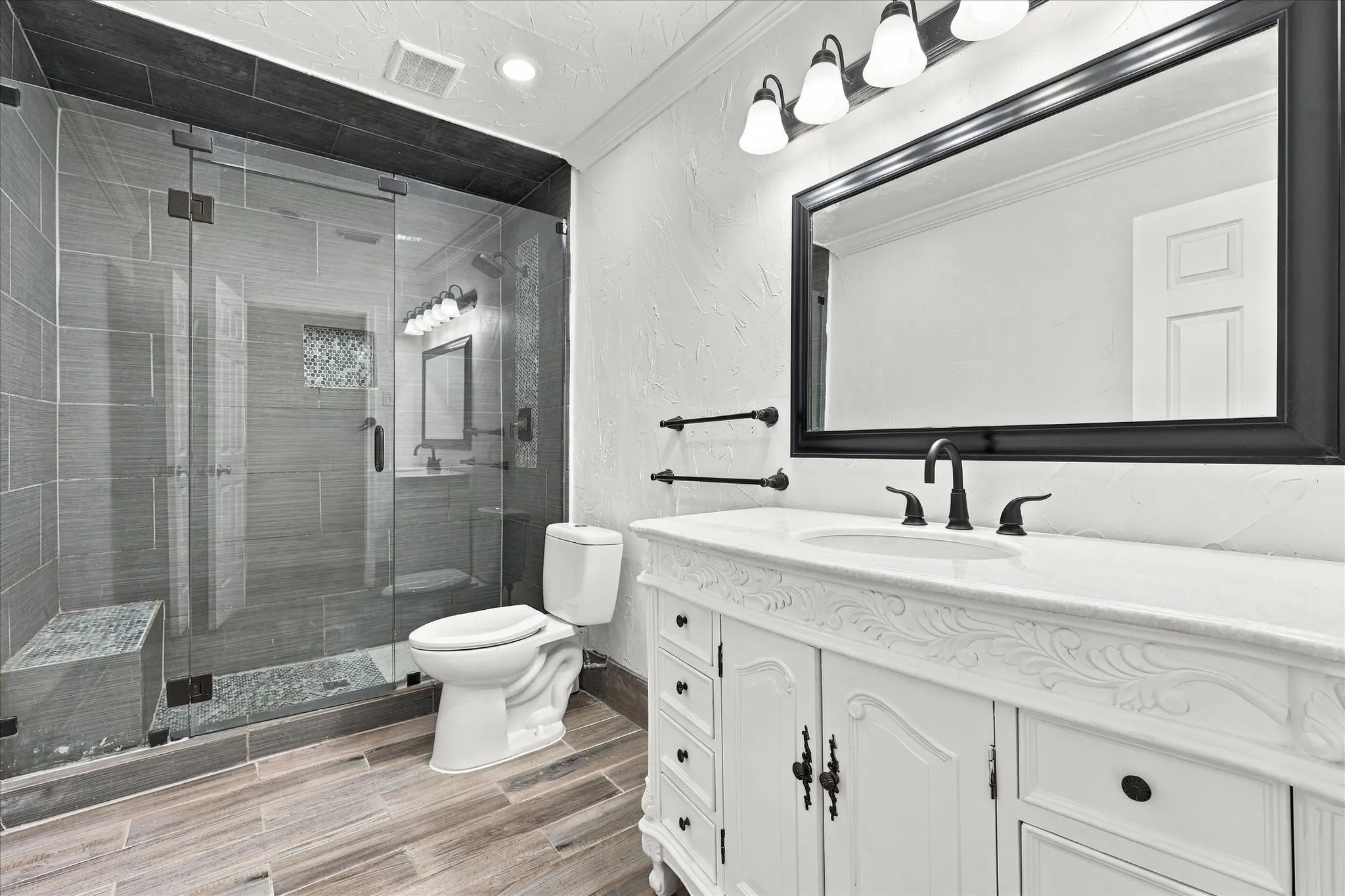 Single Family Residence For Sale in Hunt County , 6408 Chapman Drive, Greenville, Texas 75402, 4 Bedroom, 2 Bathroom, 2 Garage spaces, 2,097 Sqft, built in 1974, mls#21387230, Real Estate Agent in Greenville, Homes For Sale in Hunt county, Homes For Sale in Greenville, Realtor in Greenville Texas, Real Estate Brokerage Independent Realty Texas, Luminita Cordes Realtor