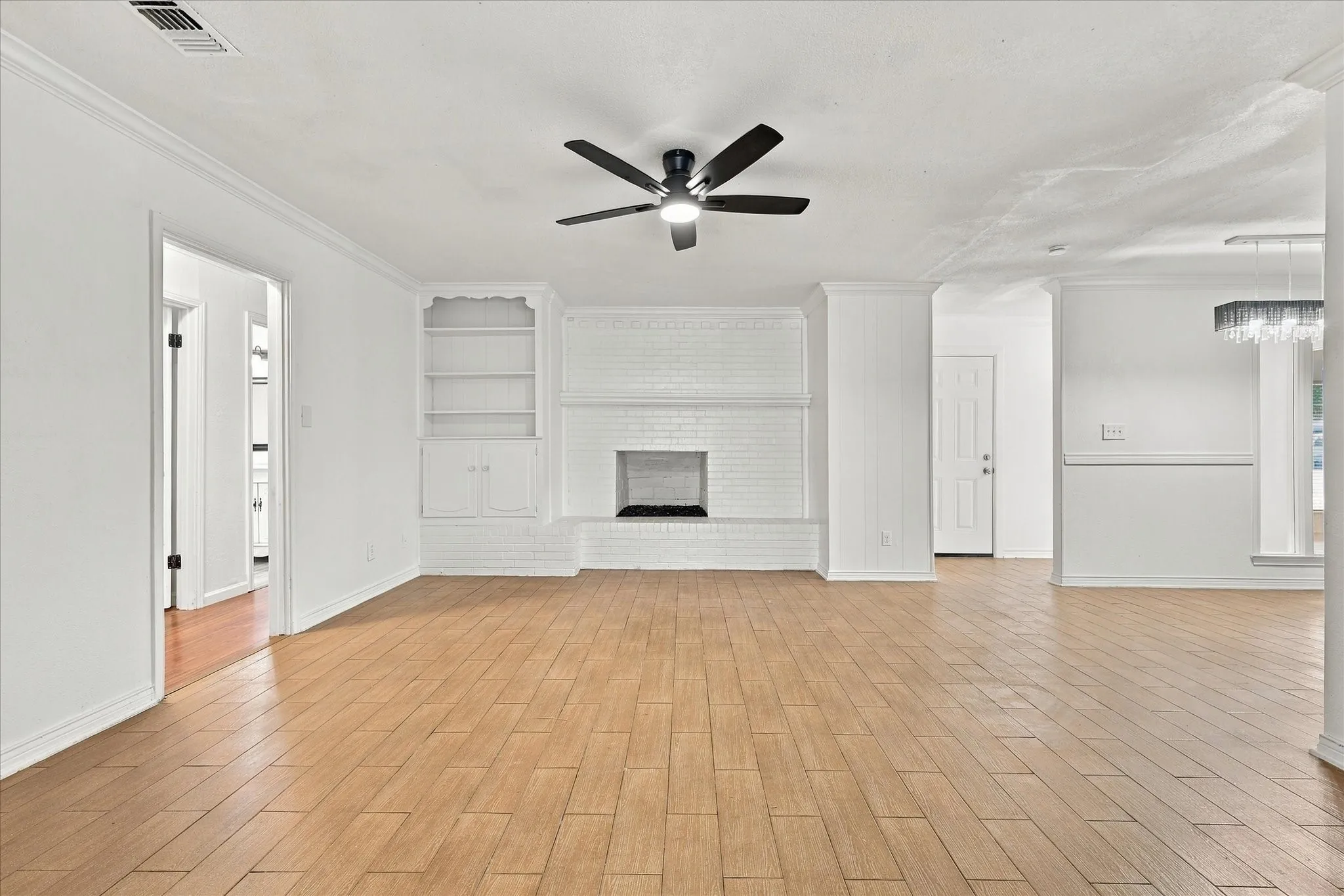 Single Family Residence For Sale in Hunt County , 6408 Chapman Drive, Greenville, Texas 75402, 4 Bedroom, 2 Bathroom, 2 Garage spaces, 2,097 Sqft, built in 1974, mls#21387230, Real Estate Agent in Greenville, Homes For Sale in Hunt county, Homes For Sale in Greenville, Realtor in Greenville Texas, Real Estate Brokerage Independent Realty Texas, Luminita Cordes Realtor