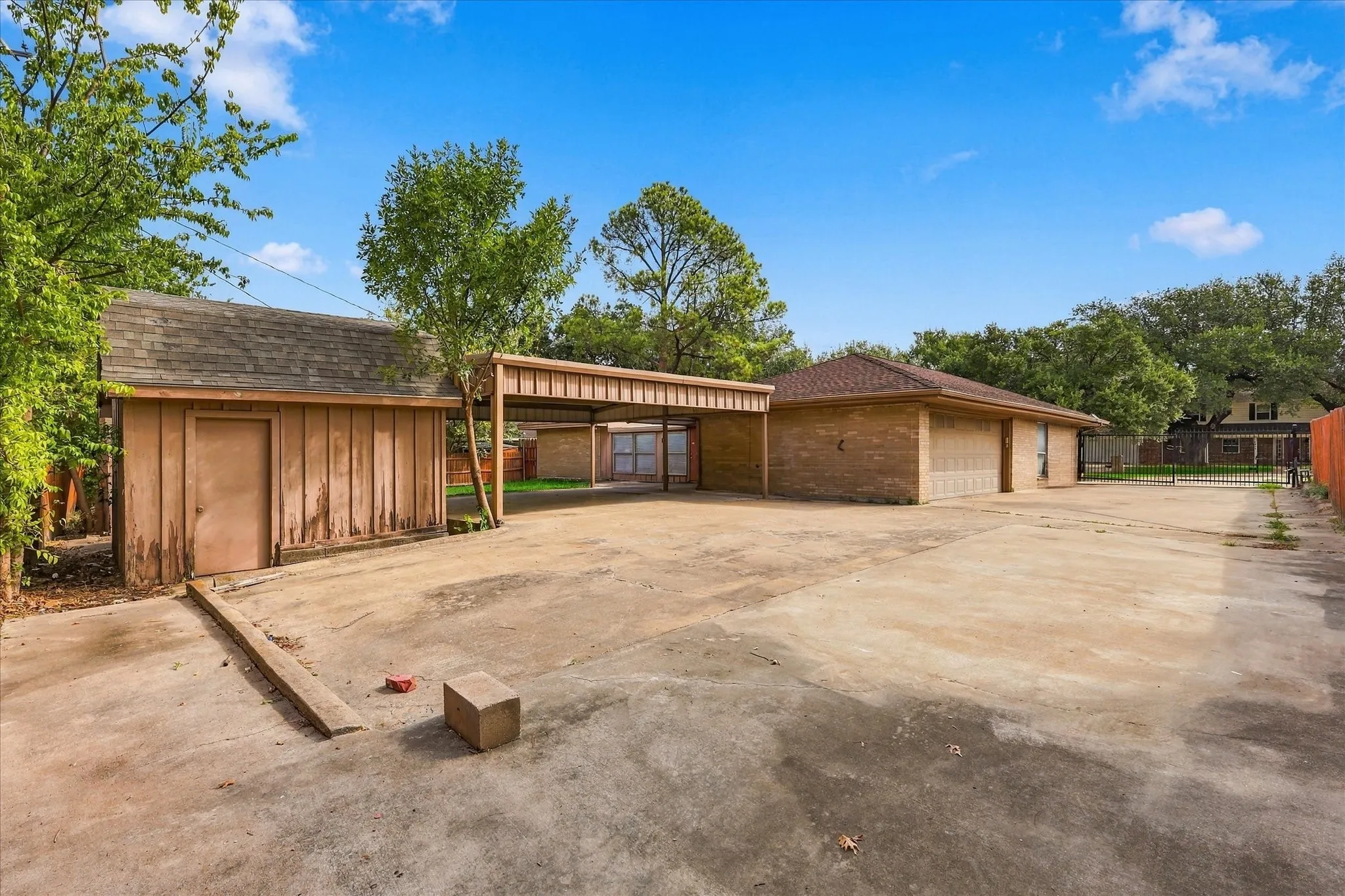 Single Family Residence For Sale in Hunt County , 6408 Chapman Drive, Greenville, Texas 75402, 4 Bedroom, 2 Bathroom, 2 Garage spaces, 2,097 Sqft, built in 1974, mls#21387230, Real Estate Agent in Greenville, Homes For Sale in Hunt county, Homes For Sale in Greenville, Realtor in Greenville Texas, Real Estate Brokerage Independent Realty Texas, Luminita Cordes Realtor