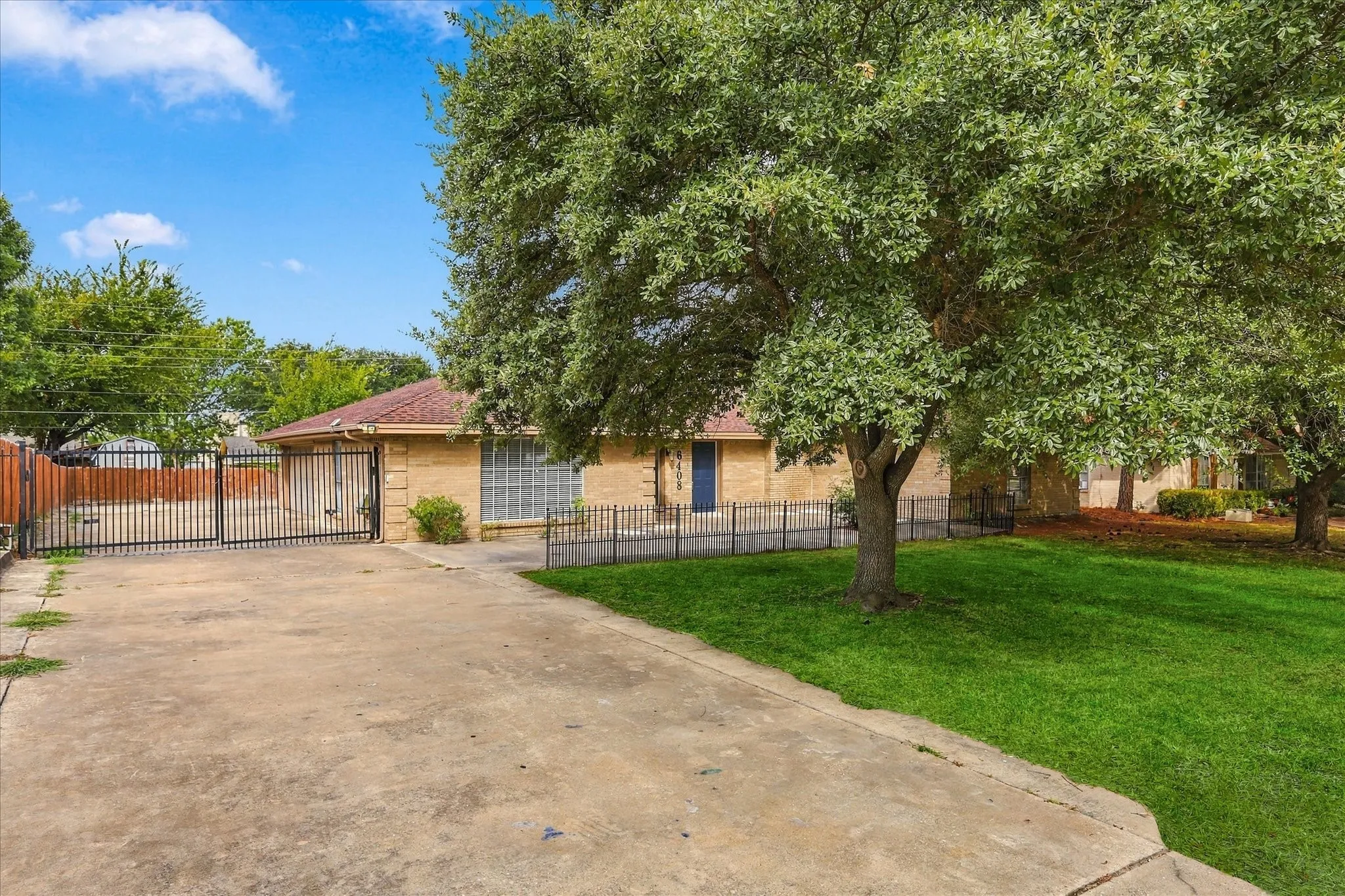 Single Family Residence For Sale in Hunt County , 6408 Chapman Drive, Greenville, Texas 75402, 4 Bedroom, 2 Bathroom, 2 Garage spaces, 2,097 Sqft, built in 1974, mls#21387230, Real Estate Agent in Greenville, Homes For Sale in Hunt county, Homes For Sale in Greenville, Realtor in Greenville Texas, Real Estate Brokerage Independent Realty Texas, Luminita Cordes Realtor